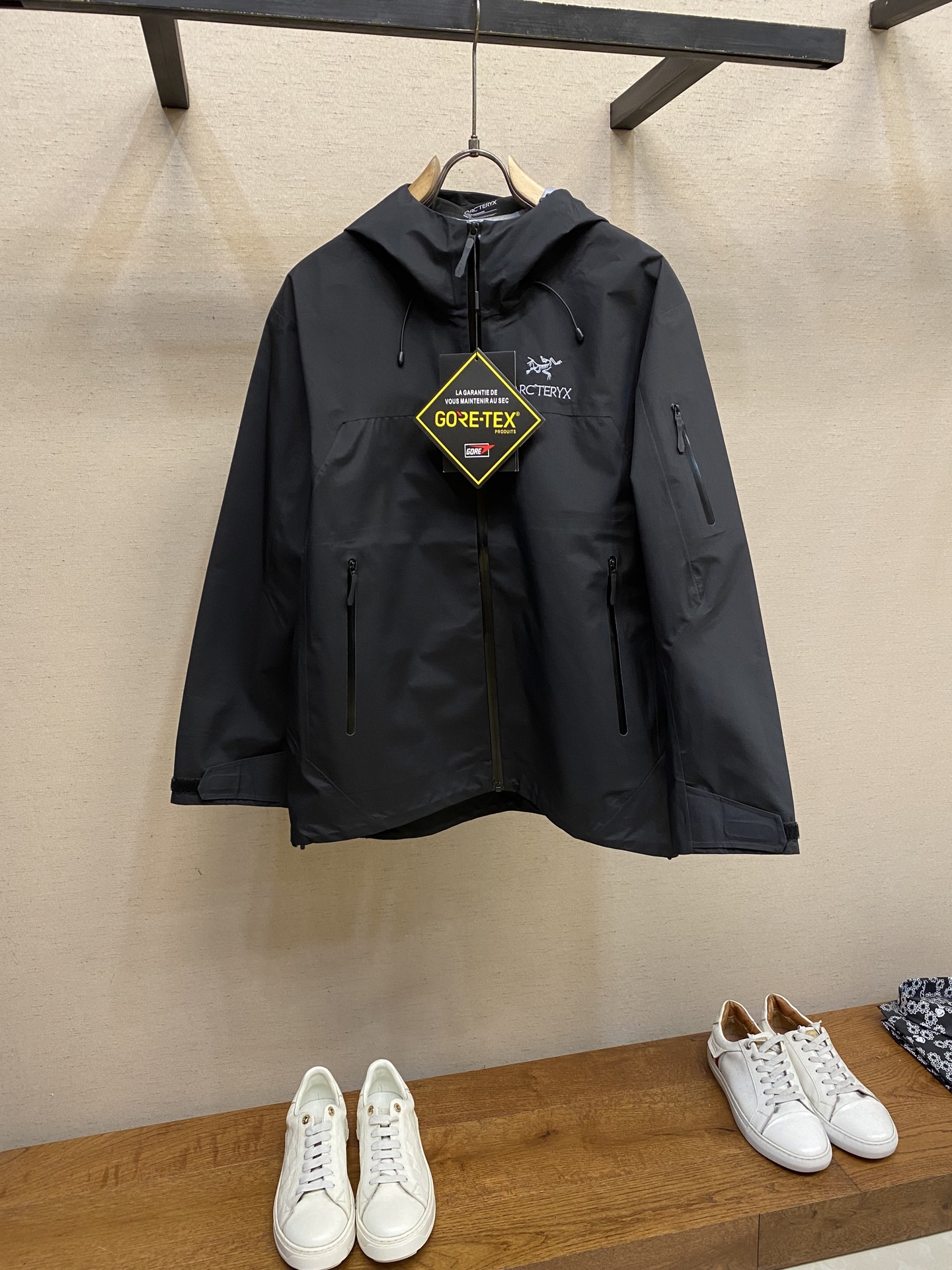 NO:565567,Arctery  The design is simple and versatile, providing the performance required in alpine environments. It uses bluesign@ certified N40LGORE-TEX fabric with tricot backing, which is light and wear-resistant, windproof, waterproof and breathable. It is also suitable for commuting. Like breathable zippers under the arms, rain hoods, and drawstrings, it has everything you want and is very comfortable.   Helmet compatible StormHood hood protects well without obstructing vision, zipped hand pockets for easy access, underarm zippers for quick ventilation, and paneled design for freedom of movement. Traditional bellows reverse entry alpine pockets set high, VISLON center front zipper, adjustable Velcro cuff tabs, Zip-in compatible, ARC’TERYX logo embroidered on the chest using Behringer machines BETA multi-purpose garment for a variety of activities and environments. LT  Lightweight, high-performance and simple design, lightweight and wear-resistant. GORE-TEX waterproof, windproof and breathable fabric can provide multi-faceted protection. The BRTA LT jacket is the star product of ARC’TERYX with outstanding performance. It is now more powerful and lighter in weight. Friends who like it must not miss this fashionable item.   Size M-3xl M Length 71 Bust 114 Shoulder Width 49.8 L Length 73 Bust 118 Shoulder Width 51  wang19860909Arctery X 始祖鸟BETA LT GORE-TEX Jacket-Men‘s户外防水冲锋衣 压胶工艺 整衣3D立体仿生学设计衣长臂弯, Tri-Durance防水防雨面料 ,强力操作推荐入手 这款Beta LT是目前最火爆的硬壳款式 设计简洁而通用,可提供高山环境所需的性能.采用bluesign@认证的采用带经编背衬N40LGORE-TEX面料,轻薄而耐磨,防风、防水且透气,也适合通勤的款式 像腋下的透气拉链,雨帽,抽绳,你想要的他都有 而且舒适度也高 头盔兼容StormHood兜帽防护良好且不影响视线,插手口袋设有拉链,便于取放物品,腋下拉链便于快速通风,拼接设计使活动自如. 传统风琴交叉反向进入高山口袋设置在高位,VISLON中央正面拉链,可调节Velcro袖口魔术贴标签,兼容Zip-in,在胸前采用百灵达机器绣上了ARC’TERYX徽标 BETA多用途服装适用于多种活动和环境. LT 轻量 高性能的简约设计,轻量而耐磨. GORE-TEX防水、防风、透气面料可提供多面防护 BRTA LT夹克是ARC‘TERYX的明星产品 表现突出 现在功能更强大 重量更轻 喜欢的朋友们可千万不要错过这款时尚单品 尺码M-3xl M衣长71胸围114肩宽 49.8 L衣长73胸围118肩宽 51 XL衣长75胸围122肩宽 52.2 2XL衣长77胸围126肩宽53.5 3XL:衣长79胸围130肩宽54.7,arc'teryx,jackets & coats,hats,alexander wang,Men's clothing