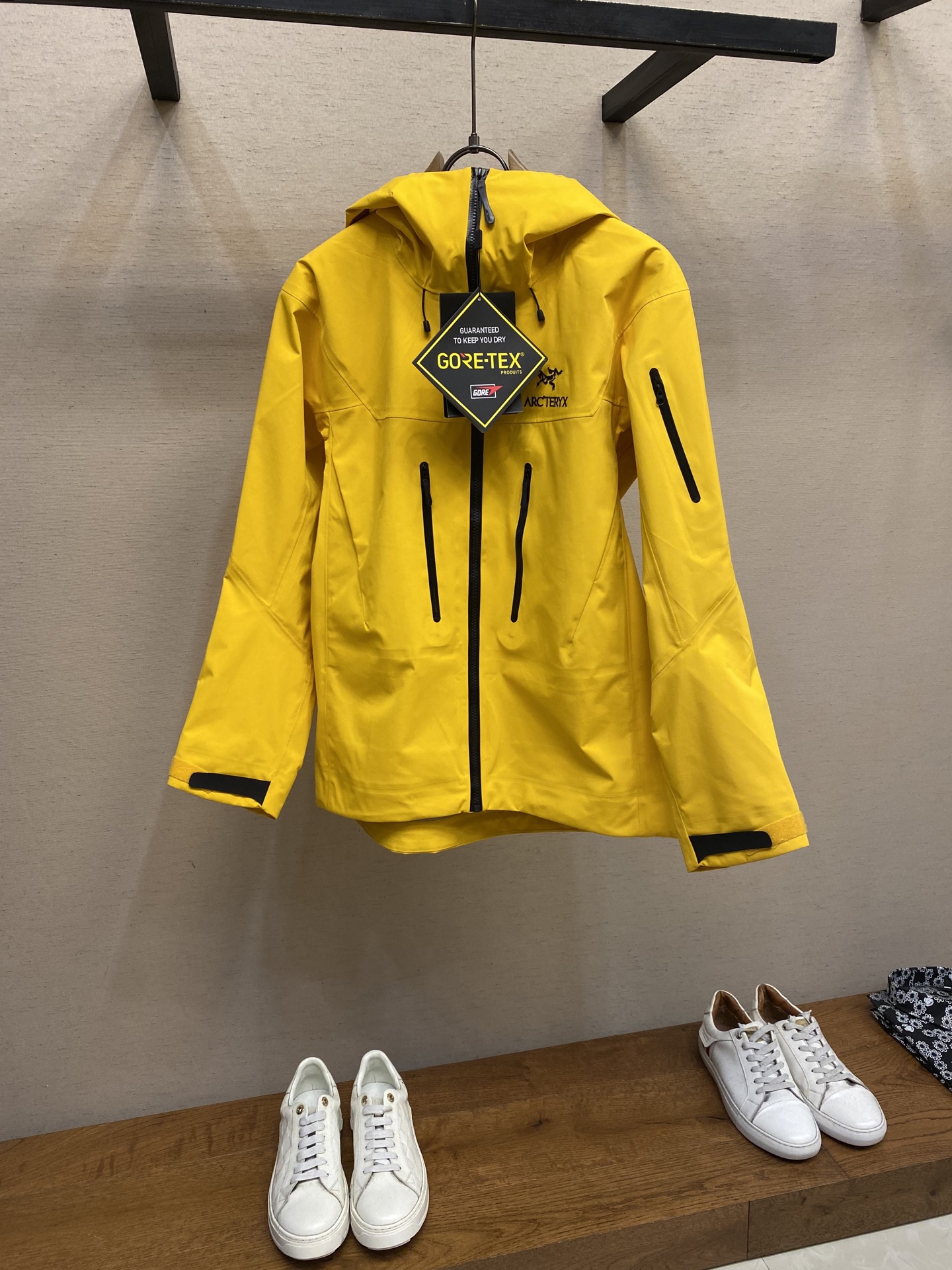 NO:565550,Arcteryx Alpha Series Sv 7th Generation GORE-TEX Pro Embroidered Logo Pattern Casual Sports Hooded Zipper Hard Shell Jacket 24 New Products Arcteryx Alpha Series Sv 7th Generation alp Arc'teryx Alpha Series Officially Positioned for Mountaineering!  GORE-TEX 3.0 fabric with embroidered logo pattern. The armpit opening design ensures rapid heat dissipation without serious loss of temperature. The drip point brim is silky to avoid rain without blocking the line of sight. The double opening drawstring design is convenient for teammates to help you quickly solve the access problem under extreme conditions. The zippered hand pocket is large enough to store personal belongings. It can be easily accessed even when wearing bulky gloves. The hem is wind and snowproof to prevent heavy snow from pouring in. Size S-2xl, loro  pianaarc'teryx,gloves,hats,alexander wang19860909Arcteryx始祖鸟 Alpha系列 Sv 第7代 GORE-TEX Pro 刺绣Logo图案休闲运动连帽拉链硬壳冲锋衣 24新品 Arcteryx始祖鸟 Alpha 系列Sv第7代alp 始祖鸟 Alpha 系列官方定位登山！ GORE-TEX 3.0面料刺绣Logo图案,腋下开口设计保证快速散热而不严重失温,流水点帽檐丝滑避雨不遮挡视线,对开口拉索设计,方便在极限条件下队友帮你快速解决取拿难题,带拉链的插手口袋,容量很大足可以存放随身物品,戴着笨重的手套也可轻而易举拿取,下摆防风雪可以防止大雪灌入 尺码S-2xl,,loro pianaarc'teryx,gloves,hats,alexander wang,Men's clothing