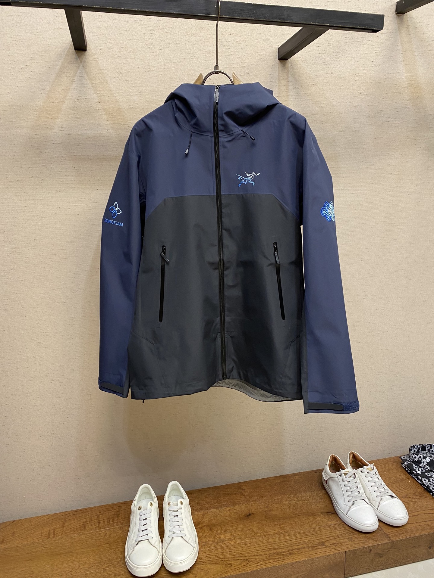 NO:565562,Arctery, Arcx Songtsan joint model BETA SL 3.0 SONGTSAM jacket Namtso embroidered gradient logo hooded hard shell long-sleeved windbreaker jacket. Imported machine embroidery. Imported fish scale cloth three-layer laminated rubber Size S-2xl,,jackets & coats,jackets & coats,hats,alexander wang19860909Arctery,Arcx 松赞 联名款 BETA SL 3.0 SONGTSAM冲锋衣 纳木措刺绣渐变logo连帽硬壳长袖风衣夹克外套.进口机器刺绣.进口鱼鳞布 三层压胶 尺码S-2xl,,jackets & coats,jackets & coats,hats,alexander wang,Men's clothing