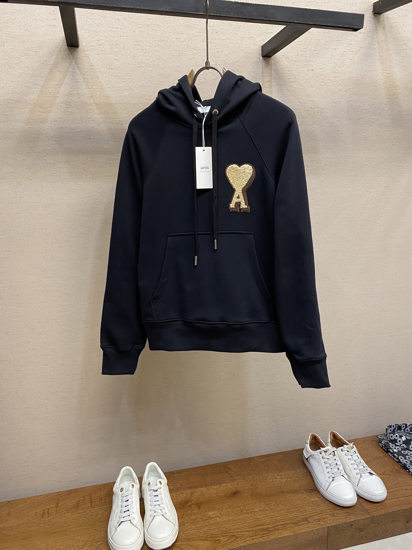 NO:567240,AMI/Aimi FW early autumn new product for men and women, black gold series three-dimensional towel embroidered love raglan pullover hooded sweatshirt/AMI embroidery of the same color on the back. Washing method: For pure cotton products, please wrap the reverse side in a laundry bag for quick machine washing in cold water!  !  Do not soak/wash in warm water!  Size S-XL,,amiri,hoodie,sweatshirts,hats,alexander wang19860909AMI/艾米FW早秋新品男女同款黑金系列立体毛巾绣爱心插肩套头连帽卫衣/后背同色AMI刺绣 洗涤方式纯棉制品请反面包裹洗衣袋冷水快速机洗！！不得浸泡/温热水洗涤！ 尺码S-XL,,amiri,hoodie,sweatshirts,hats,alexander wang,Men's clothing