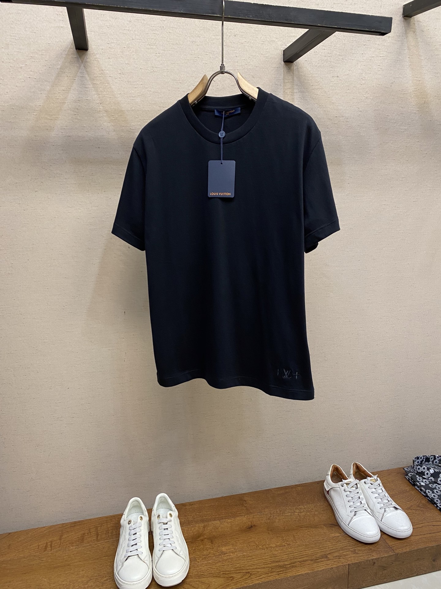 NO:567244,1V Louis Vuitton FW Autumn and Winter This T-shirt is made of long-staple silk cotton for a smooth feel, and the logo embroidery and leather patches accent the left hem and back respectively. Together they create a trendy look that can also be upgraded to everyday casual wear. It is recommended to dry clean or machine wash the reverse side quickly in a cold water wrapped laundry bag. Sizes S-XL, louis vuitton, alexander wang198609091V 路易家FW秋冬 本款 T 恤以长绒丝棉成就顺滑手感,再令标识刺绣和皮革贴饰分别点睛左侧下摆和后部.共筑潮流造型,亦可升级日常休闲着装. 建议干洗或冷水包裹洗衣袋反面快速机洗 尺码S-XL,,louis vuitton,alexander wang,Men's clothing