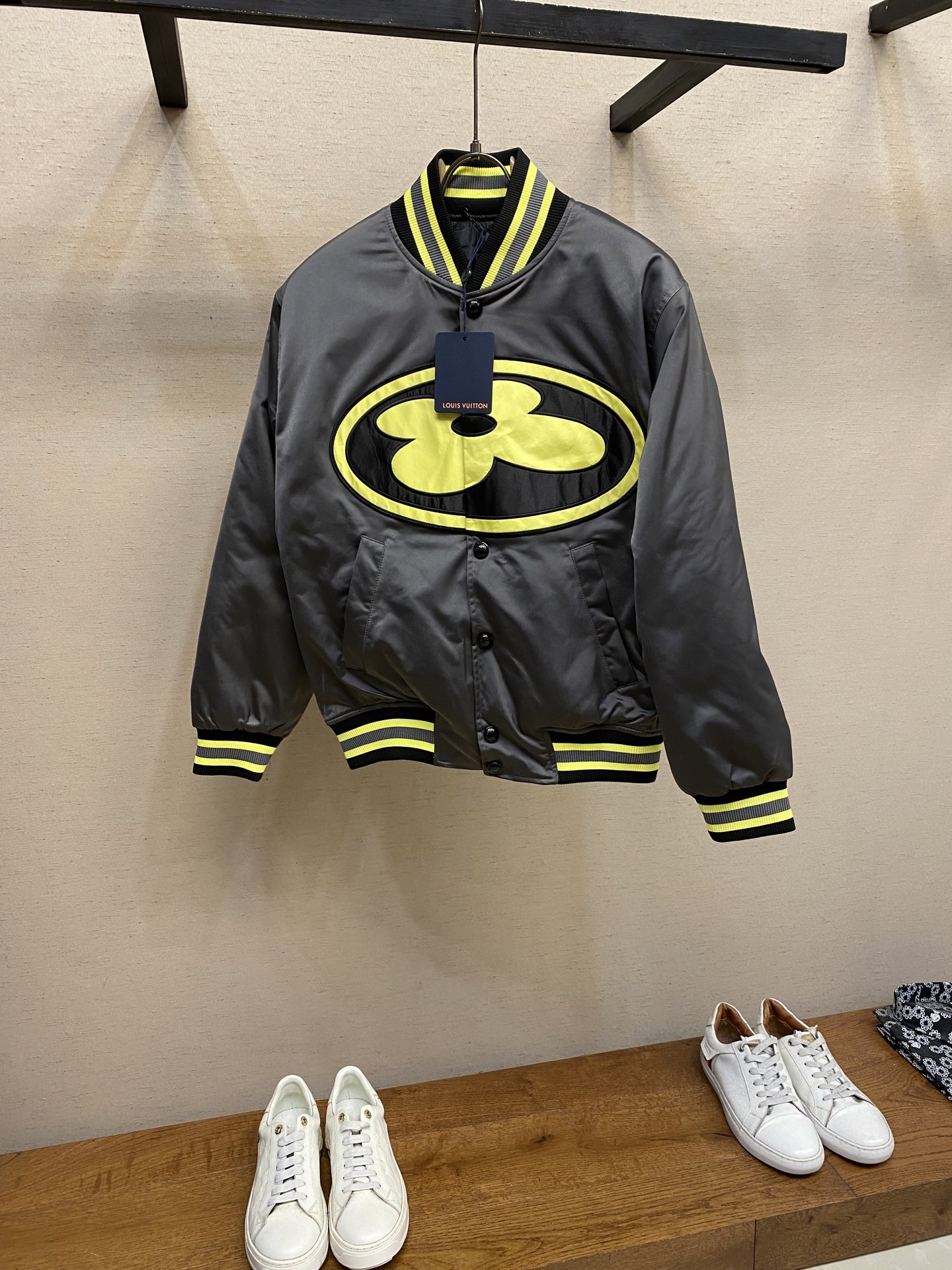 NO:567246,1V is only dry clean for Louis Vuitton FW. This silk satin baseball tunic jacket is from the autumn and winter show. It features the eye-catching 1V floral patch and handwritten Vuitton logo on the front and back, echoing the ribbing on the collar, cuffs and hem. The light quilted lining and hidden pockets complete functional considerations. Sizes S-XL, Louis Vuitton, jackets & coats, alexander wang198609091V 仅限干洗路易家FW秋冬 本款丝缎棒球束腰夹克出自 秋冬秀场,将瞩目 1V 花卉贴饰和手写体 Vuitton 标识分饰前后,与衣领、袖口和下摆的罗纹形成色彩呼应.轻薄绗缝内衬和隐藏式口袋完善功能考量. 尺码S-XL,,louis vuitton,jackets & coats,alexander wang,Men's clothing