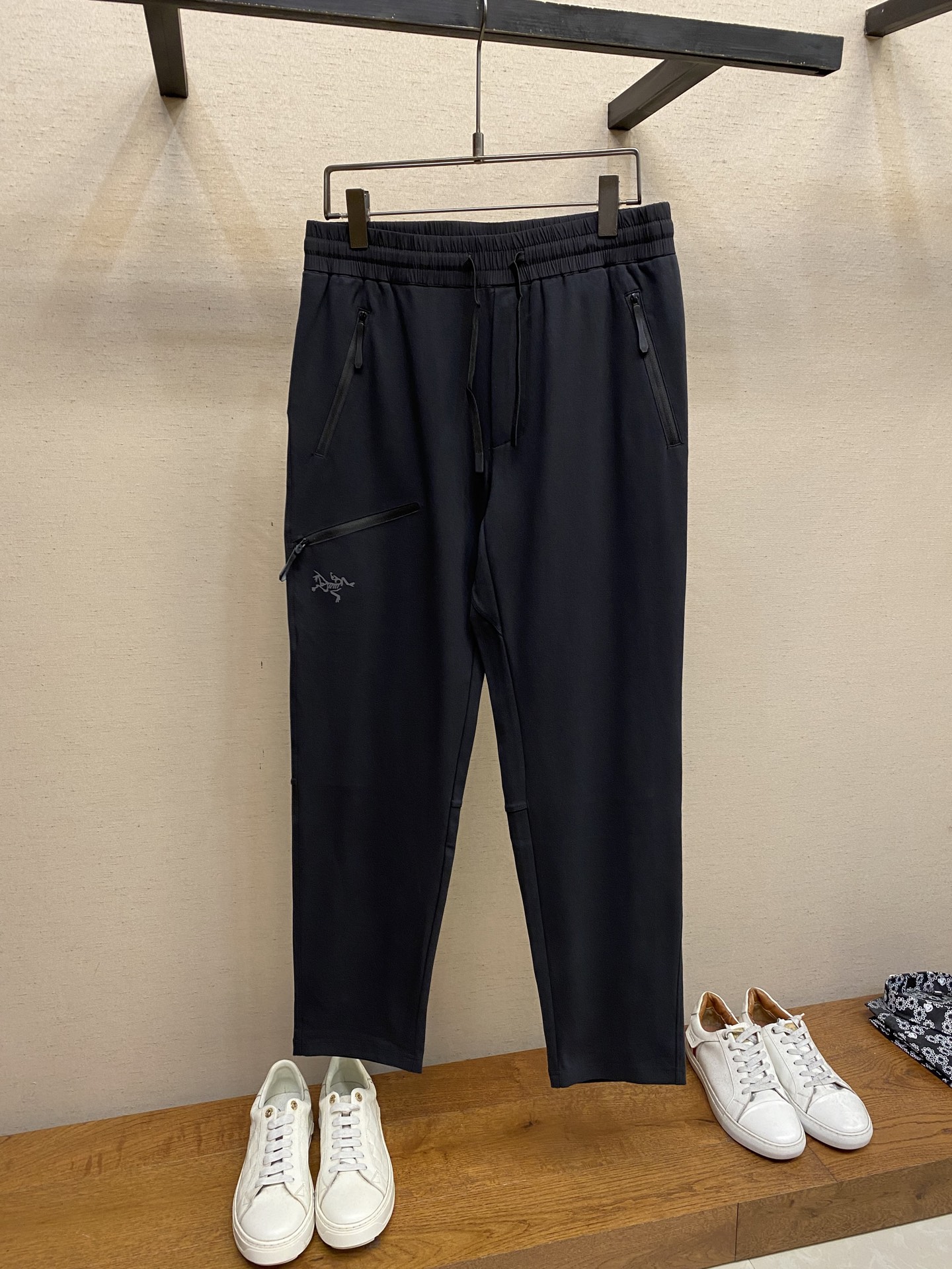 NO:567232,Arctery, men's casual pants, the latest upper body style is unbeatable!  You can definitely close your eyes and close your eyes. This type of pants is very versatile and has an elastic waist. It can be worn in daily work and outdoor sports. It is the perfect combination of fashion, leisure and outdoor sports, so it is your best choice whether you wear it daily or outdoors. Extreme comfort and quick perspiration are the most popular focus, improving the wearing comfort. It is suitable for aerobic exercise and cross-country running. This type of running casual pants has an extremely wide range of applications, allowing you to naturally maintain your love for sports in the summer, and can also be worn in leisure life.  Size S-2xl,,alexander wang19860909Arctery、男士休闲裤 最新款上身版型无敌正！ 绝对可以闭眼收的一款 此款裤子非常百搭,弹力腰围,日常上班 户外运动都可以穿着,是时尚休闲与户外运动的完美结合,所以无论您平时穿或者户外穿都是您的最佳选择. 极致舒适和快速排汗是备受青睐的重点,提升穿着舒适度,适合有氧运动和越野跑条件下穿着,此款是一件适用范围极其广泛的跑步休闲裤,让你在夏天自然可以保持对运动热爱,也可以在休闲生活中穿着 尺码S-2xl,,alexander wang,Men's clothing
