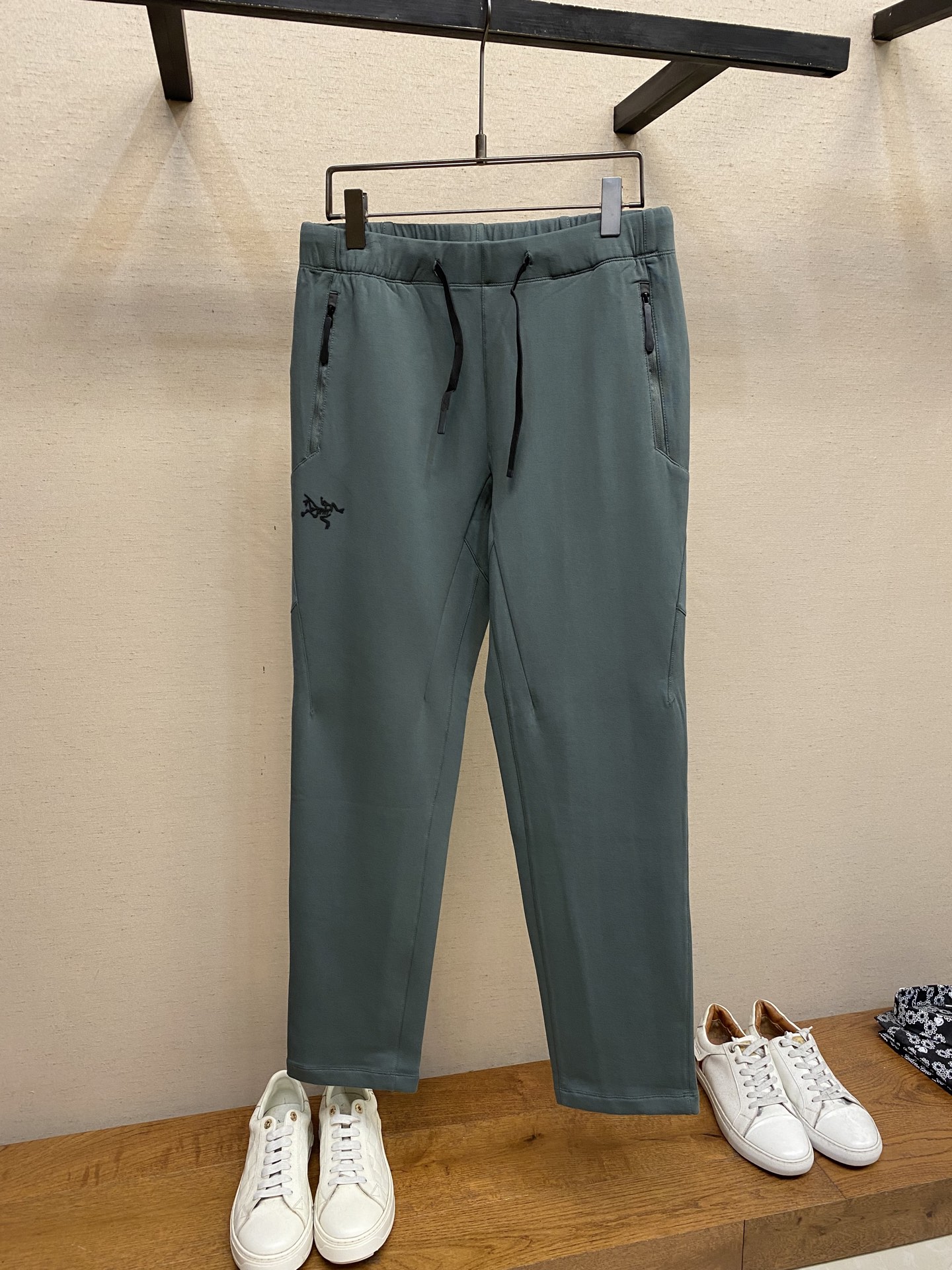 NO:567238,Arctery, men's casual pants, the latest upper body style is unbeatable!  You can definitely close your eyes and close your eyes. This type of pants is very versatile and has an elastic waist. It can be worn in daily work and outdoor sports. It is the perfect combination of fashion, leisure and outdoor sports, so it is your best choice whether you wear it daily or outdoors. Extreme comfort and quick perspiration are the most popular focus, improving the wearing comfort. It is suitable for aerobic exercise and cross-country running. This type of running casual pants has an extremely wide range of applications, allowing you to naturally maintain your love for sports in the summer, and can also be worn in leisure life.  Size S-2xl,,alexander wang19860909Arctery、男士休闲裤 最新款上身版型无敌正！ 绝对可以闭眼收的一款 此款裤子非常百搭,弹力腰围,日常上班 户外运动都可以穿着,是时尚休闲与户外运动的完美结合,所以无论您平时穿或者户外穿都是您的最佳选择. 极致舒适和快速排汗是备受青睐的重点,提升穿着舒适度,适合有氧运动和越野跑条件下穿着,此款是一件适用范围极其广泛的跑步休闲裤,让你在夏天自然可以保持对运动热爱,也可以在休闲生活中穿着 尺码S-2xl,,alexander wang,Men's clothing