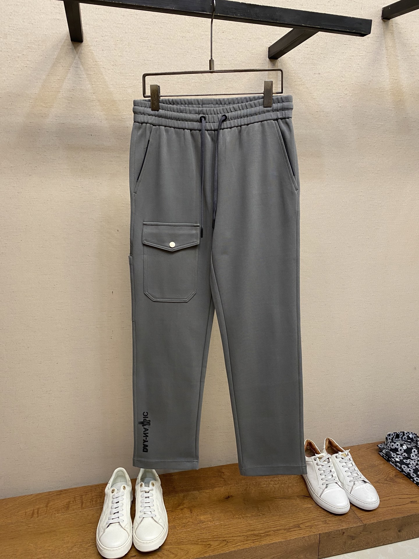 NO:567234,Moncler, men's casual pants, the latest upper body style is invincible!  You can definitely close your eyes and close your eyes. This type of pants is very versatile and has an elastic waist. It can be worn in daily work and outdoor sports. It is the perfect combination of fashion, leisure and outdoor sports, so it is your best choice whether you wear it daily or outdoors. Extreme comfort and quick perspiration are the most popular focus, improving the wearing comfort. It is suitable for aerobic exercise and cross-country running. This type of running casual pants has an extremely wide range of applications, allowing you to naturally maintain your love for sports in the summer, and can also be worn in leisure life.  Size S-2xl,,alexander wang19860909Moncler,男士休闲裤 最新款上身版型无敌正！ 绝对可以闭眼收的一款 此款裤子非常百搭,弹力腰围,日常上班 户外运动都可以穿着,是时尚休闲与户外运动的完美结合,所以无论您平时穿或者户外穿都是您的最佳选择. 极致舒适和快速排汗是备受青睐的重点,提升穿着舒适度,适合有氧运动和越野跑条件下穿着,此款是一件适用范围极其广泛的跑步休闲裤,让你在夏天自然可以保持对运动热爱,也可以在休闲生活中穿着 尺码S-2xl,,alexander wang,Men's clothing