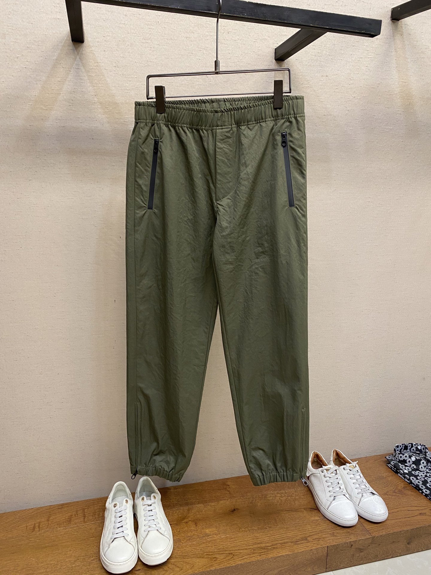 NO:567236,LP, men's casual pants, the latest upper body style is invincible!  You can definitely close your eyes and close your eyes. This type of pants is very versatile and has an elastic waist. It can be worn in daily work and outdoor sports. It is the perfect combination of fashion, leisure and outdoor sports, so it is your best choice whether you wear it daily or outdoors. Extreme comfort and quick perspiration are the most popular focus, improving the wearing comfort. It is suitable for aerobic exercise and cross-country running. This type of running casual pants has an extremely wide range of applications, allowing you to naturally maintain your love for sports in the summer, and can also be worn in leisure life.  Size S-2xl,,loro piana,alexander wang19860909LP,男士休闲裤 最新款上身版型无敌正！ 绝对可以闭眼收的一款 此款裤子非常百搭,弹力腰围,日常上班 户外运动都可以穿着,是时尚休闲与户外运动的完美结合,所以无论您平时穿或者户外穿都是您的最佳选择. 极致舒适和快速排汗是备受青睐的重点,提升穿着舒适度,适合有氧运动和越野跑条件下穿着,此款是一件适用范围极其广泛的跑步休闲裤,让你在夏天自然可以保持对运动热爱,也可以在休闲生活中穿着 尺码S-2xl,,loro piana,alexander wang,Men's clothing