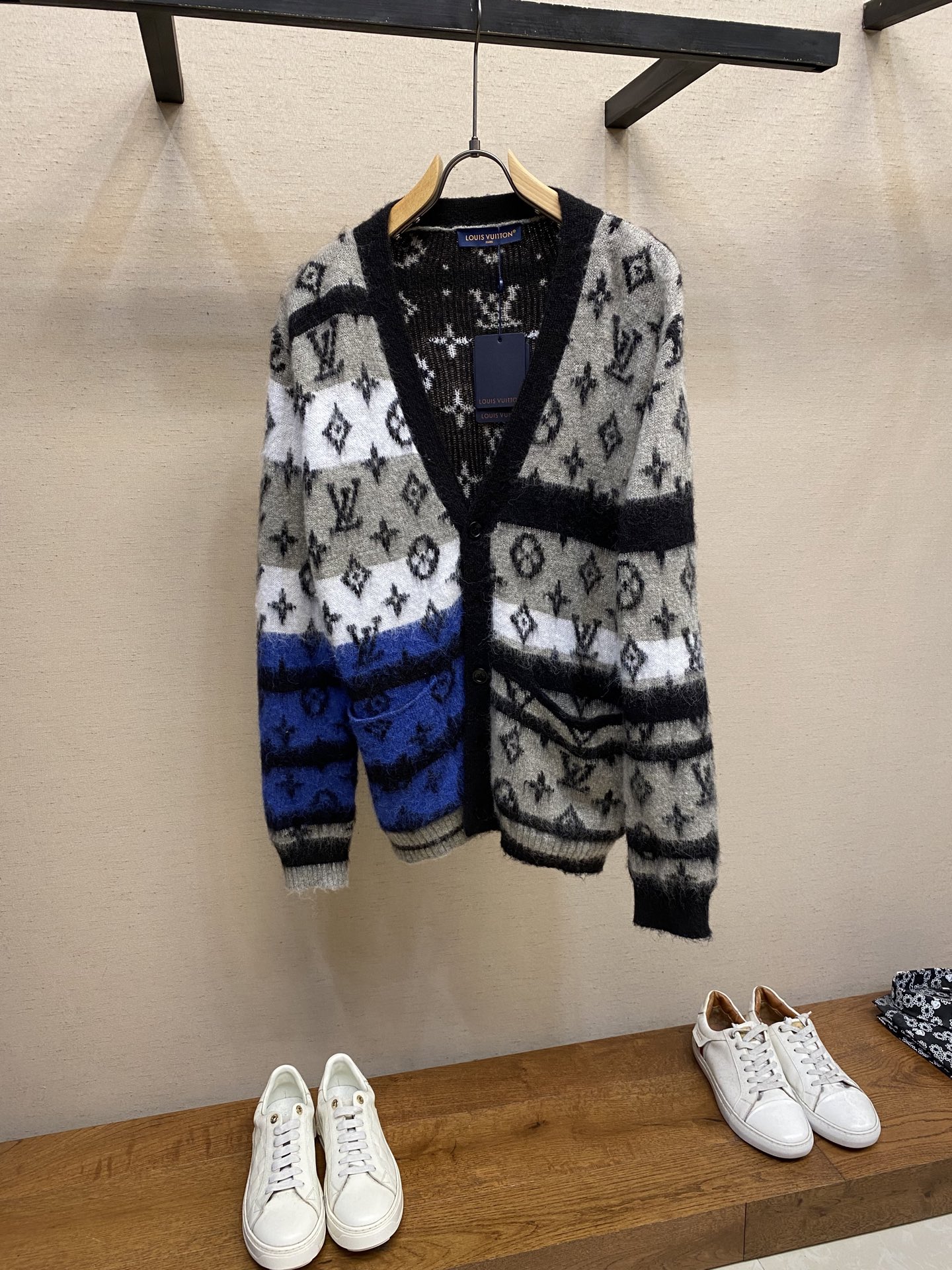 NO:569393,1V, presbyopic mohair knitted cardigan This LV presbyopic mohair knitted cardigan, with black and white contrasting colors + classic Monogram jacquard, is retro and fashionable. The mohair material is soft and shiny, and it is super comfortable to wear in autumn and winter! V-neck + button design, easy to put on and take off, and looks great with shirts or sweaters ~ Same style for men and women, complete in sizes, suitable for all body types. It can be easily used for daily commuting and leisure, and is a must-have and versatile item for autumn and winter wardrobes! Sizes S-XL, Louis  vuitton,hoodie,sweatshirts,shirts,alexander wang198609091V,老花马海毛针织开衫 这款LV老花马海毛针织开衫,黑白蓝撞色+经典 Monogram提花,复古又时髦.马海毛材质柔软 有光泽,秋冬穿超舒服!V领+纽扣设计,穿脱方便,搭配衬衫或卫衣都很出彩~男女同款,尺码齐全,适合各种身材.日常通勤、休闲都能轻松驾驭,是秋冬衣橱必备百搭单品! 尺码S-XL,,louis vuitton,hoodie,sweatshirts,shirts,alexander wang,Men's clothing