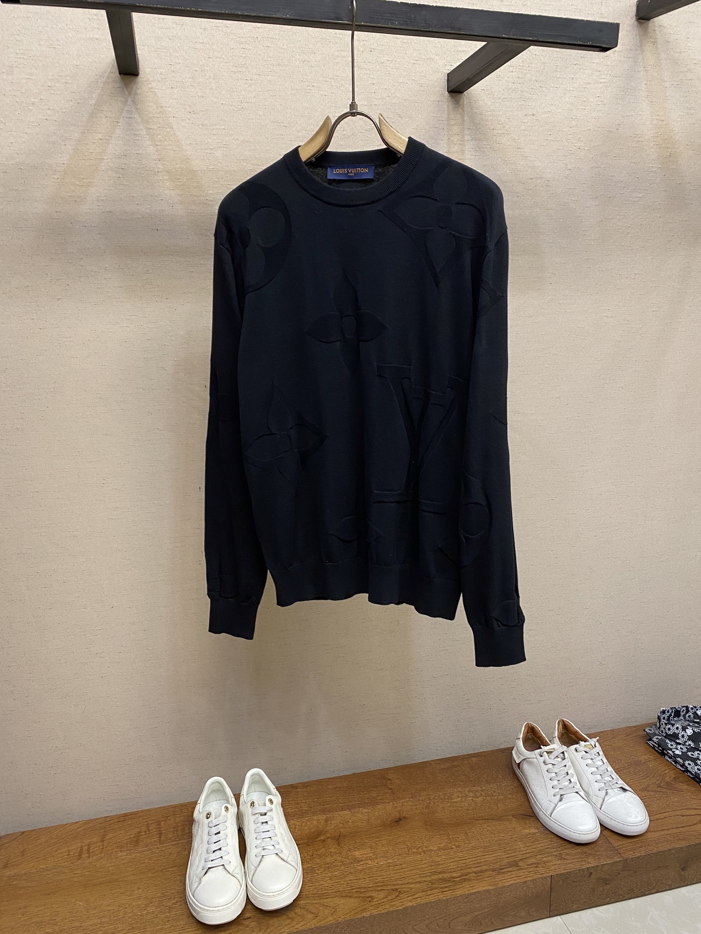 NO:569381,1V, Louis 25FW MONOGRAM cotton long-sleeved crew neck embossed knitted sweater, black classic style, large 1V logo embossed design on the chest. The fabric is made of 70 cotton 30 wool blend, soft and comfortable, with a delicate feel. Round neck pullover style, slim and slim fit. Three-dimensional embossed craftsmanship on the chest, exquisite and elegant, suitable for autumn and winter wear. The cuffs and neckline are threaded, with perfect details. Brand new product, exquisite workmanship and in place details.  Size S-XL,,louis vuitton,sweaters,alexander wang198609091V,路易 25FW MONOGRAM 棉质长袖圆领衫压花针织毛衣,黑色经典款,胸前大号1V标志压花设计.面料采用70棉30羊毛混纺,柔软舒适,手感细腻.圆领套头款式,修身显瘦版型. 胸前立体压花工艺,精致大气,适合秋冬季节穿着.袖口领口螺纹收边,细节满分.全新商品,做工精致,细节到位. 尺码S-XL,,louis vuitton,sweaters,alexander wang,Men's clothing