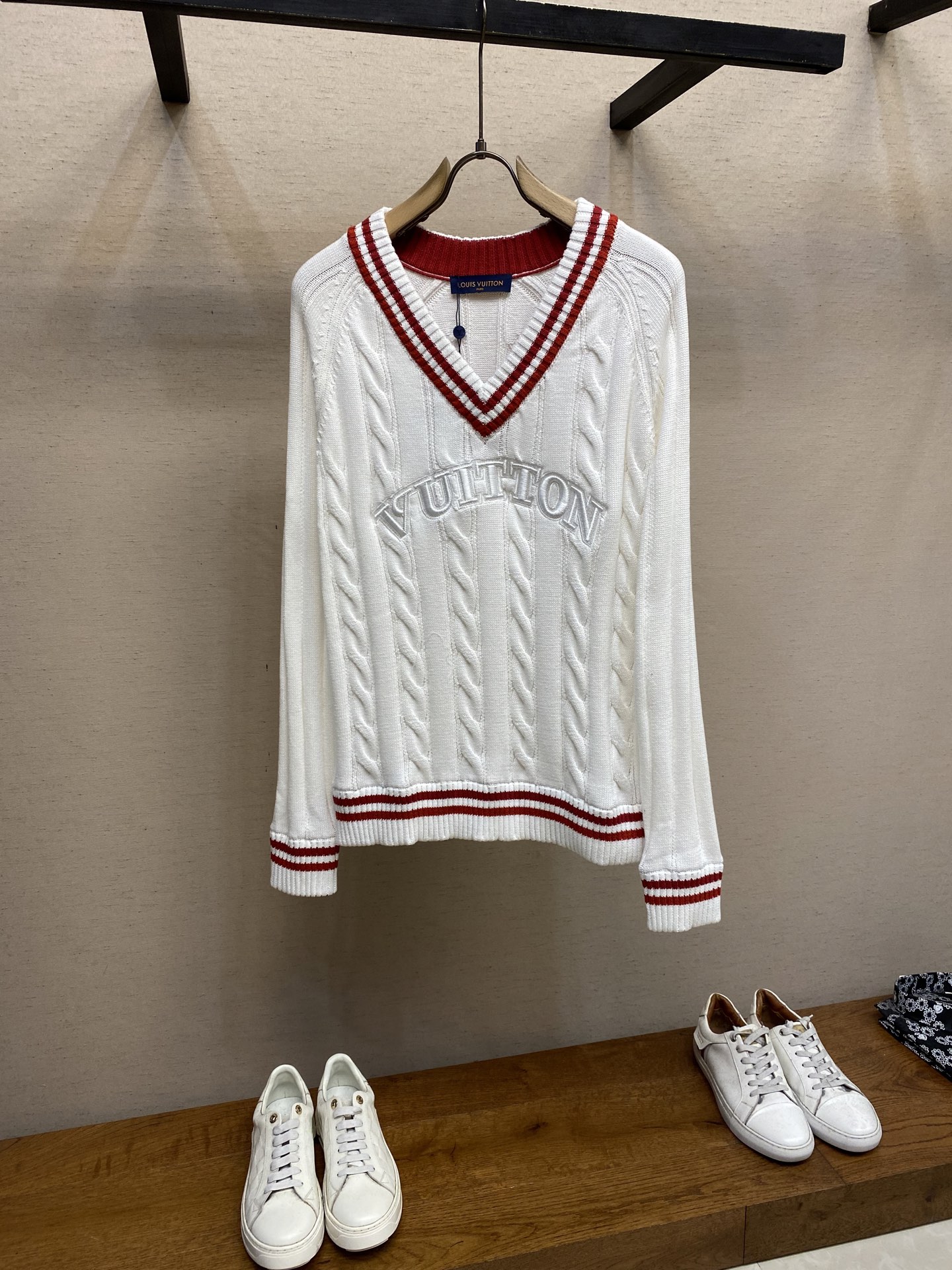 NO:569389,1V, retro college-style knitted sweater. LV’s white knitted sweater with red contrasting stripes is full of American college-style atmosphere! Cable knitting technology + loose fit, comfortable and retro, V-neck and cuffs with contrasting details are super layered. Wool blended material, just right for autumn and winter, warm and breathable. Paired with pleated skirts or casual pants, you can easily get a high-intelligence campus style. It is suitable for daily commuting and campus wear, and full of youthful vitality!  Size S-XL,,louis vuitton,skirts,sweaters,alexander wang198609091V,复古学院风针织毛衣 LV这款白色针织毛衣,搭配红色撞色条纹,满满美式学院风氛围感!绞花编织工艺+宽松版型,舒适又复古,V领和袖口撞色细节超有层次感 羊毛混纺材质,秋冬穿刚刚好,保暖又透气.搭配百褶裙或休闲裤,轻松get高智感校园风,日常通勤、校园穿搭都很适合,青春活力感拉满! 尺码S-XL,,louis vuitton,skirts,sweaters,alexander wang,Men's clothing