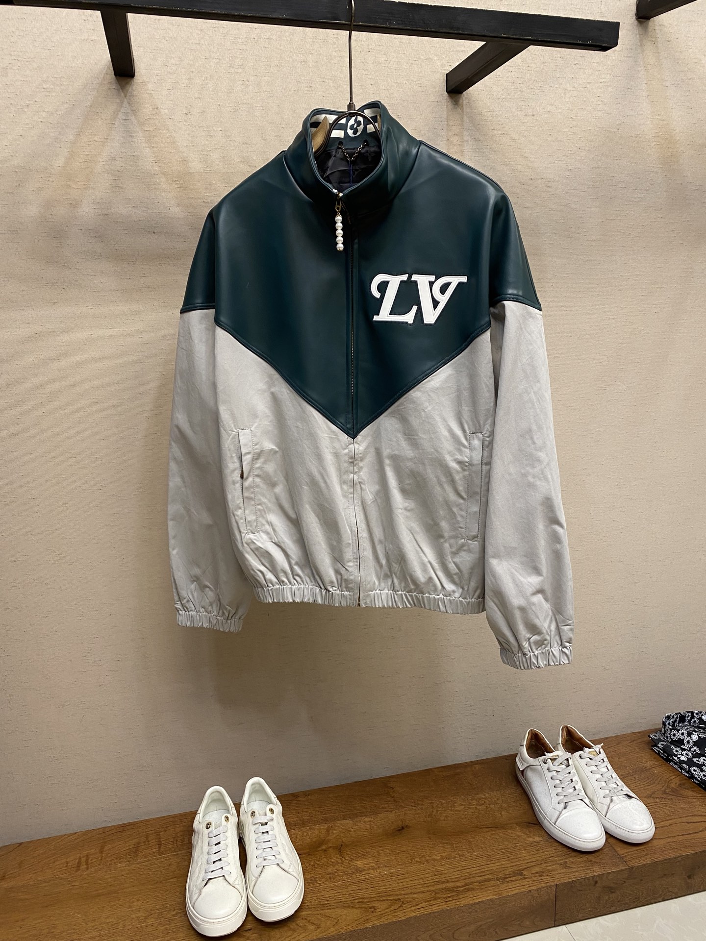 NO:569398,1V, 1V 2025 FW new autumn and winter stand collar spliced casual jacket. The sweatshirt continues the new season American college style. It uses glossy leather to present the sharp-cornered yoke and LV intarsia logo. The nylon blend in the lower half creates a sharp contrast. The elastic hem and cuffs have an eye-catching logo on the collar. Beaded zipper pull details. 3D intarsia logo on the chest. Black jacquard logo lining. Logo embroidery on the back collar (same style for men and women)  Sizes S-XL,,louis vuitton,jackets & coats,alexander wang198609091V,1V 2025 FW秋冬新款立领拼接休闲夹克 运动衫延续新季美式学院风,以亮面皮革呈现尖角育克,LV 嵌花标识,下半部分的锦纶混纺形成鲜明反差,弹力下摆和袖口,衣领跃现醒目标识,珠饰拉链头细节,胸前 3D 嵌花标识,黑色提花标识内衬,后领标识刺绣（男女同款） 尺码S-XL,,louis vuitton,jackets & coats,alexander wang,Men's clothing