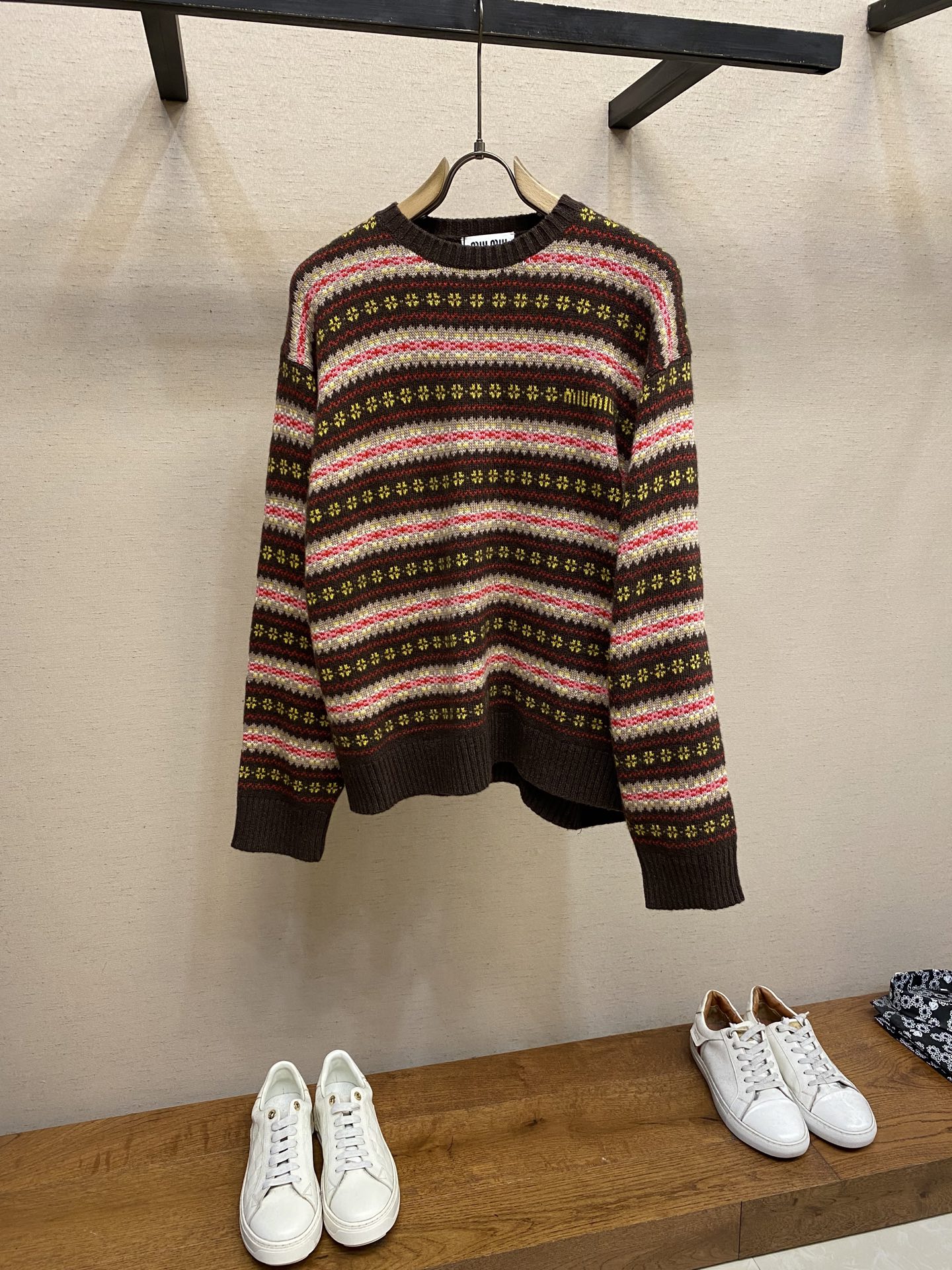 NO:569423,Miu Miu 25 new wool striped sweater. Made of selected wool fabrics. Decorated with embroidered brand logo. Retro striped jacquard pattern. Contrast knitted trim. Stretch version. New arrival for autumn and winter. Sizes S, M, L,, miumiu, sweaters, alexander wang19860909Miu Miu 25新品羊毛条纹毛衣 甄选羊毛面料制作 饰有品牌标识刺绣徽标 复古条纹提花图案 撞色针织饰边 弹力版型 秋冬新品 尺码S,M,L,,miumiu,sweaters,alexander wang,Men's clothing