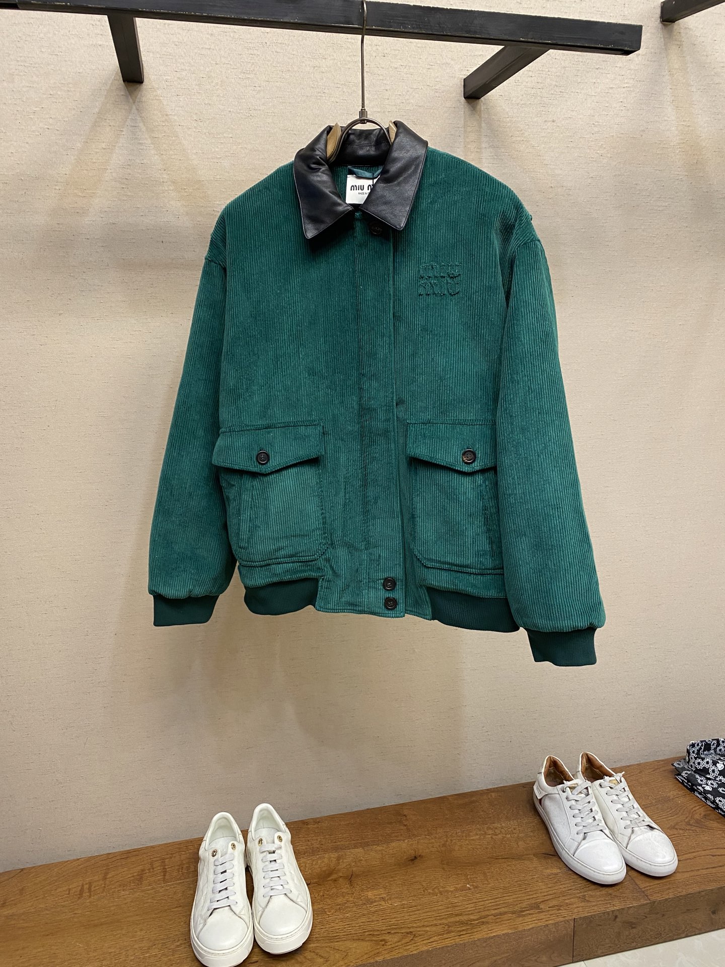 NO:569429,Miu Miu corduroy cotton jacket Miu Miu 2025 new autumn and winter corduroy cotton jacket, green retro college style, loose fit + black leather lapel, perfect texture. Double pocket design on the front, practical and good-looking, suitable for various body types. The corduroy material is soft and warm, very suitable for autumn and winter. Paired with jeans or short skirts, you can easily get a fashionable look, both retro and modern, it is a must-have item for your autumn and winter wardrobe!  Size S,M,L,,miumiu,skirts,jeans,alexander wang19860909Miu Miu 灯芯绒棉服 Miu Miu 2025秋冬新款灯芯绒棉服,绿色复古学院风,宽松版型+黑色皮质翻领,质感满分 正面双口袋设计,实用又好看,适合多种身材.灯芯绒材质柔软保暖,秋冬穿超合适.搭配牛仔裤或短裙,轻松 get时髦造型,复古与现代感兼具,是秋冬衣橱必备单品! 尺码S,M,L,,miumiu,skirts,jeans,alexander wang,Men's clothing