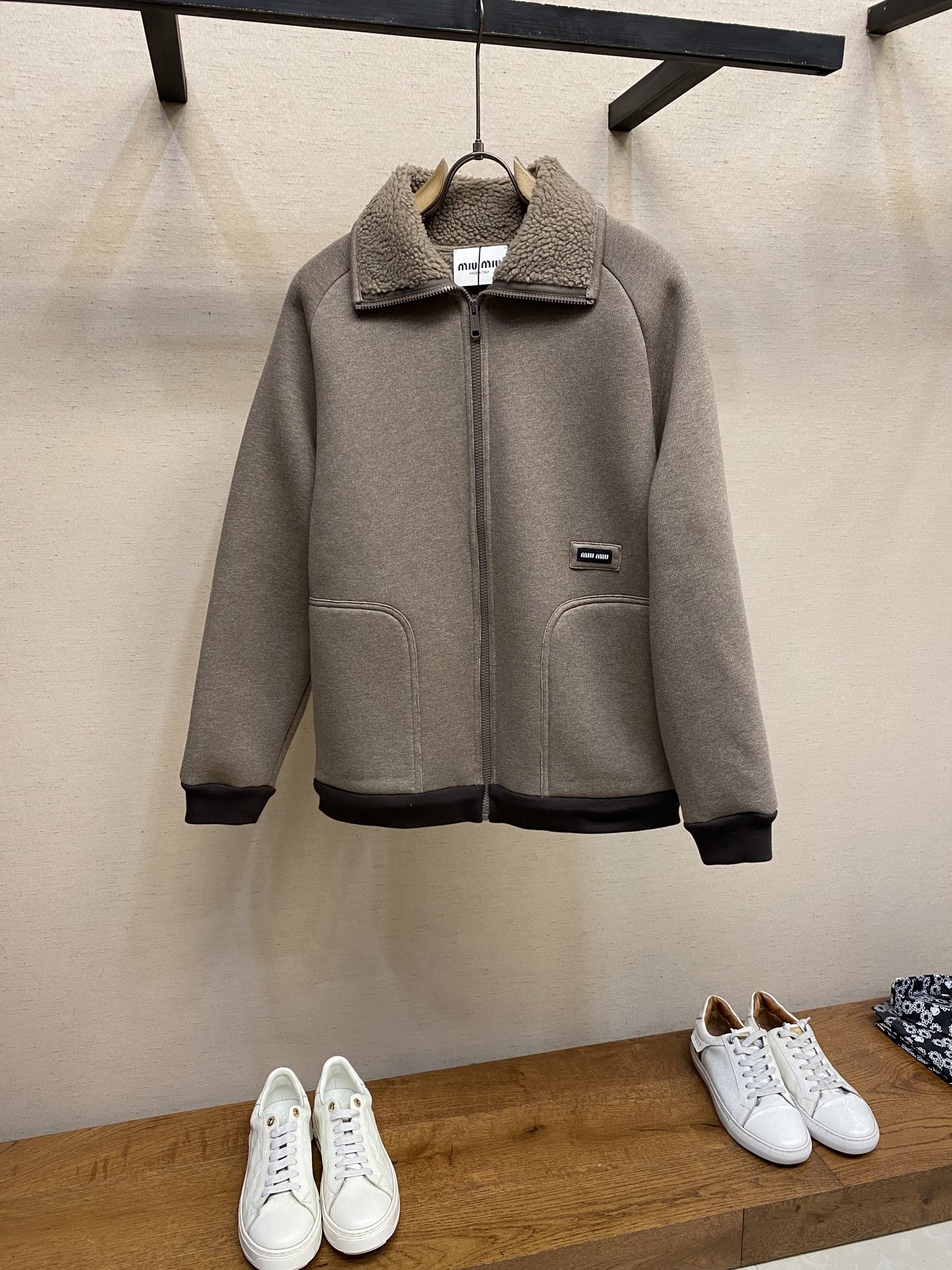 NO:569434,MiuMiu Lambswool Polar Fleece Jacket MiuMiu 2025 new autumn and winter lambswool polar fleece jacket, soft lambswool lapels + polar fleece fabric, warm and lightweight! The light yellow color is super gentle, the front zipper + practical pockets, it is suitable for daily commuting or leisure. The lambswool lapels add a retro feel, and the polar fleece material is comfortable and durable. It is fashionable to layer or wear alone in autumn and winter. It is a must-have and versatile item for MiuMiu girls' wardrobe.  Size S,M,L,,miumiu,jackets & coats,alexander wang19860909MiuMiu 羊羔毛摇粒绒外套 MiuMiu 2025秋冬新款羊羔毛摇粒绒外套,柔软羊羔毛翻领+摇粒绒面料,保暖又轻盈!浅黄色调超温柔,正面拉链+实用口袋,日常通勤或休闲 都很适合.羊羔毛翻领增添复古感,摇粒绒材质 舒适耐穿,秋冬叠穿或单穿都很时髦,是MiuMiu女孩衣橱必备百搭单品 尺码S,M,L,,miumiu,jackets & coats,alexander wang,Men's clothing