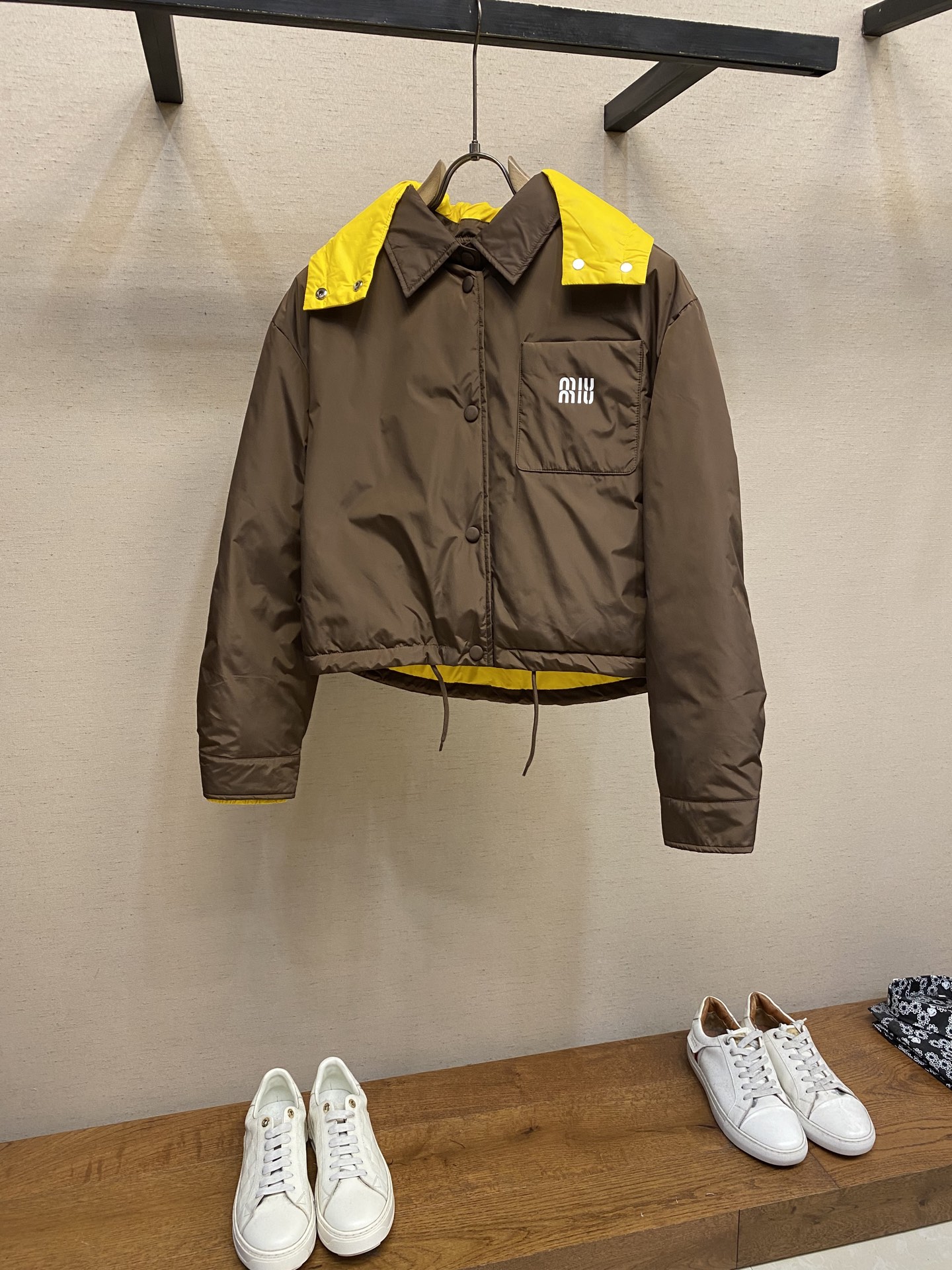 NO:569402,Miu Miu technical puffy down hooded jacket is made of regenerated nylon fabric made of nylon. It is woven into a tight and tough fabric through advanced textile technology. It improves the strength of the skeleton and effectively blocks the invasion of cold wind and locks in the warm air generated by the down layer. After a tight weaving process and special treatment, it is waterproof and windproof. The surface forms a certain lotus leaf effect. It is also wrinkle-resistant and not easy to deform, making it easy for daily care. Features  The slightly short version and windproof fabric plus the color contrast symbolize youth and uniqueness. The design also focuses on comfort, ensuring the wearer's freedom of movement, with a detachable hood that adds a sporty element. High-quality filling uses national standard 90 white duck down, with a filling capacity of up to 6 grams to ensure excellent warmth retention. The down has been strictly screened and processed and is not easy to drill, ensuring durability. Printing process   The letter pattern is presented on the breast bag piece through glue printing. The printer scrapes the print 10 times to ensure the printing thickness and forms a micro-three-dimensional convex structure. The scraper pressure is uniform and the firmness is improved. After solidification at high temperature, the pigment is combined with the fabric fiber and is not easy to fall off due to friction. Sizes S, M, L,, miumiu, jackets & coats, down jacket, hats, alexander wang19860909Miu Miu 科技蓬盖羽绒连帽夹克 面料选用锦纶制成的再生尼龙面料,通过先进的纺织技术,编织成紧密且坚韧的布料,提升骨架强度有效阻挡冷风侵袭,锁住羽绒层产生的暖空气,经过紧密的编织工艺和特殊处理之后使其具备防水防风等功能,表面形成一定的荷叶效应,同时抗皱不易变形,易于日常打理 特点 略微短款的版型和防风面料加上颜色的对比象征着年轻,独特.设计也注重舒适性,确保穿着者在活动时的自由度,搭配可拆卸兜帽 更显运动元素 高品质填充物 采用国标90白鸭绒,充绒量达克 确保保暖性卓越,绒子经过严格筛选与处理 不易钻绒,保证起耐用性. 印花工艺 通过胶浆印花在胸袋片上呈现字母图案,经过印花师10次刮印确保印花厚度,形成微立体凸起结构,刮刀压力均匀,提升牢固度.之后通过高温固化后,颜料与面料纤维结合,不易因摩擦导致脱落. 尺码S,M,L,,miumiu,jackets & coats,down jacket,hats,alexander wang,Men's clothing