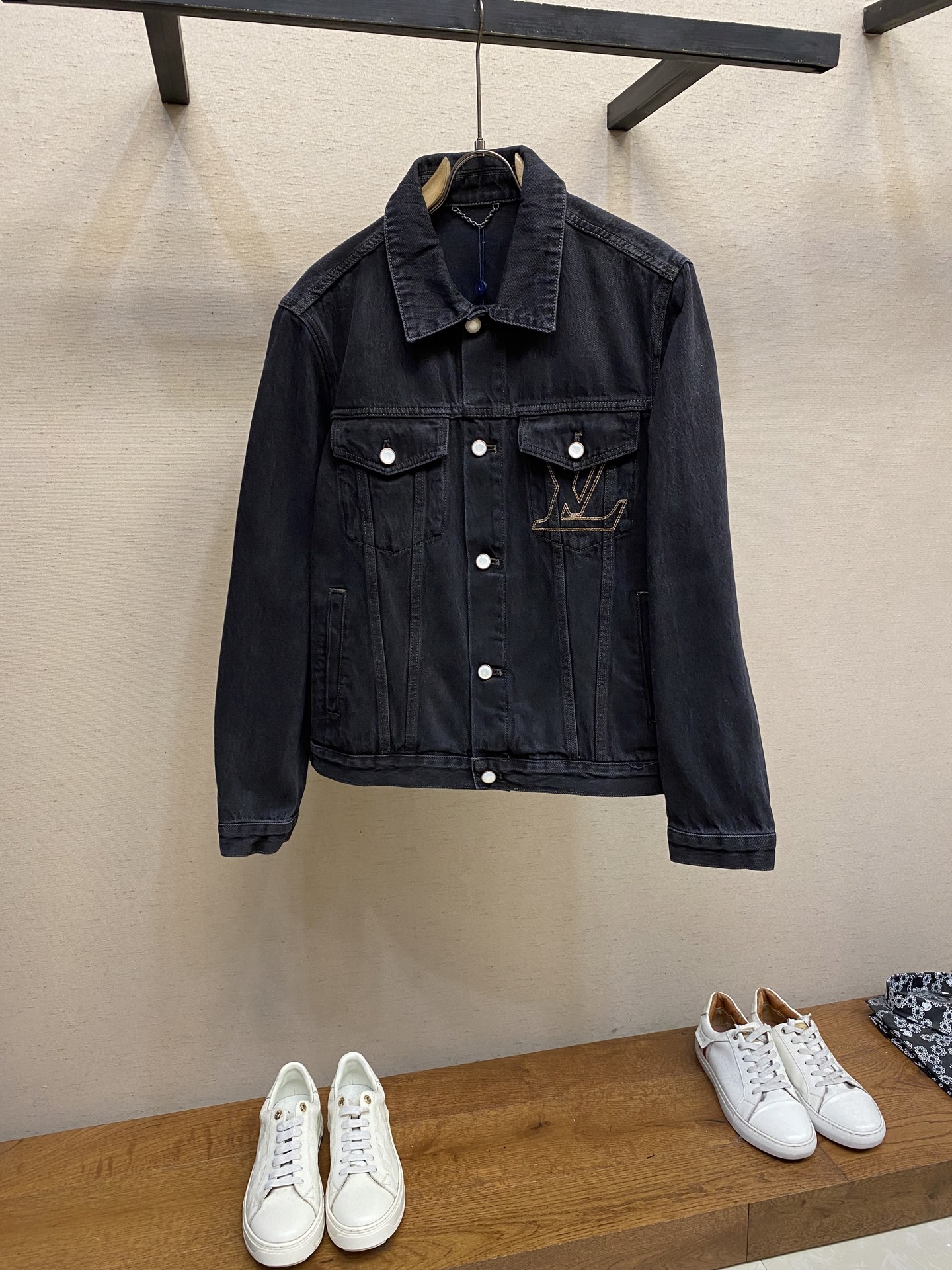 NO:569399,1V 25 new skateboard denim. This skateboard denim is made of finely crafted denim, reinterpreting the classic design with craftsmanship. The 1V letters are topstitched on the chest, and the ticket pocket and back are embellished with nubuck logo patches. They can be easily matched with various looks. Sizes S-XL,,alexander wang198609091V 25新款滑板牛仔  本款滑板牛仔选用精工丹宁布,以匠艺巧思重释经典设计、胸前处以明线刺绣 1V 字母,票袋与后背点缀正绒面革标识贴饰,可轻松搭配各式造型. 尺码S-XL,,alexander wang,Men's clothing