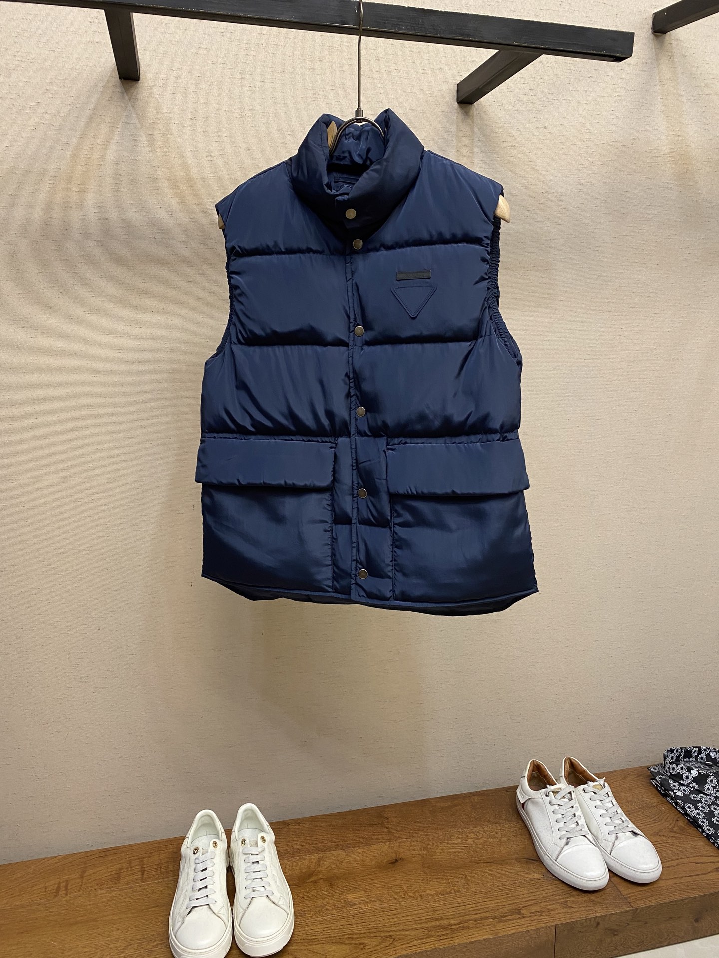 NO:569395,Prada, new style for autumn and winter, high quality 90 white goose down vest, customized YB windproof and waterproof nylon material, filled with 90 white goose down, 170 grams of velvet filling, the whole piece is light and warm, snap-flap pocket vest style, elasticated by people, classic rectangular embossed stand-up collar design, windproof and cold-proof, iconic triangle embroidery on the chest as decoration, running through the brand concept, integrating warmth and fashion, getting rid of the traditional bloated feeling  The first choice for layering in autumn and winter. Customized surface accessories. Same style for men and women!  Size S-XL,,prada,alexander wang19860909Prada,秋冬新款 高品质 90白鹅绒背心马甲 定制YB防风防水尼龙材质 ,填充内里90白鹅绒,充绒量170克, 整件轻薄保暖 按扣翻盖口袋马甲版型 松紧由人 经典长方格压纹立领设计 防风御寒 胸前标志性三角刺绣作为装饰 贯穿品牌理念 集保暖与时髦一体 摆脱传统臃肿感 秋冬叠穿首选 定制面辅料 男女同款！ 尺码S-XL,,prada,alexander wang,Men's clothing