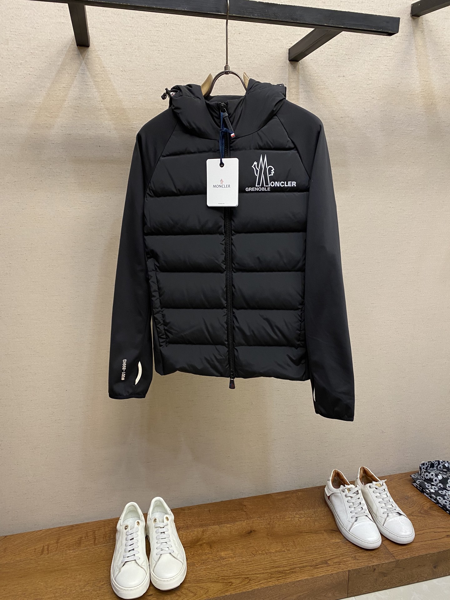 NO:571083,Moncler RICK OWENS co-branded down jacket fabric material The knitted part is woven from fine long-staple cotton single yarn. Anti-static treatment avoids static electricity and dust absorption due to friction. Anti-pilling treatment uses special additives or processes to make the fibers less likely to tangle into hair balls. Peach skin treatment is more finely polished to obtain an extremely delicate touch like the surface of a peach. At the same time, it is famous for its high-quality white goose down filling, which has excellent warmth retention effect. Abstract logo printing on the chest Using a combination of imported environmentally friendly glue technology and three-dimensional flocking - the main pattern uses fine glue to outline sharp lines. The edges present a matte matte texture. The letters use micro-three-dimensional flocking technology. Deconstructive tailoring Rick Owens' signature three-dimensional quilting process combines laser cutting with hand-quilting to completely revolutionize the bloated feel of traditional down jackets. The slim silhouette combines sports functionality with the clean lines of high fashion. Customized two-way YKK zippers, reflective strips on the brim, hidden snow skirt design, and even the cuff ribs are 3D woven, taking into account outdoor protection and a comfortable fit for daily wear. Size S-XL,,skirts,down jacket,hats,alexander wang19860909Moncler RICK OWENS联名羽绒服 面料材质  针织部分使用细腻的长绒棉单纱编织而成. 抗静电处理避免因摩擦产生静电和吸附灰尘. 抗起球处理通过特殊助剂或工艺,让纤维更不易纠缠成毛球.  桃皮绒处理进行更精细的打磨,获得如桃子表面般极其细腻的触感. 同时以高质量白鹅绒填充著称,保暖效果极佳. 胸口处的抽象标识印花  采用进口环保胶浆工艺与立体植绒相结合的手法——主图案以细腻胶浆勾勒锐利线条 边缘呈现哑光雾面质感 字母部分则运用微立体植绒工艺 解构主义剪裁Rick Owens标志性的立体绗缝工艺,通过激光切割与手工绗线结合,将传统羽绒服的臃肿感彻底革新,修身廓形兼具运动功能性与高级时装的利落线条. 定制双向YKK拉链、反光条包边帽檐、隐藏式雪裙设计,甚至连袖口罗纹都采用3D立体编织,兼顾户外防护与日常穿搭的舒适贴合. 尺码S-XL,,skirts,down jacket,hats,alexander wang,Men's clothing