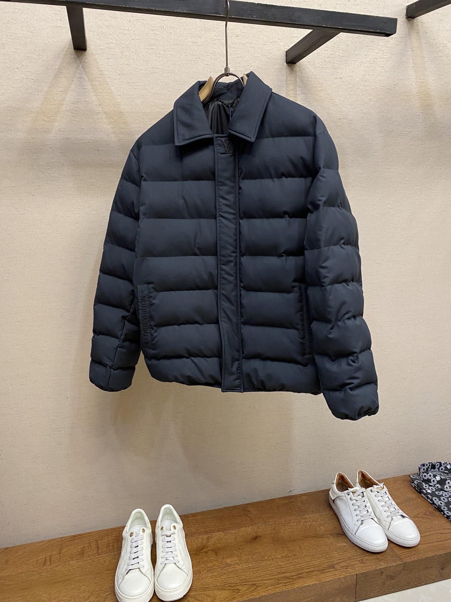 NO:571092,1V, new product for autumn and winter 2025, wool down jacket, 500g down filling, regular waist fit, pockets on both sides, logo embroidery to be affixed, zipper opening and closing, customized hardware accessories, workmanship of counter-level quality standards. Sizes S-XL,, down jacket, alexander wang198609091V,2025秋冬新品,羊毛羽绒棉服,500g充绒量,常束腰版型,两侧有袋,待贴饰有Logo刺绣标识,拉链开合定制五金辅料,做工专柜级品质标准. 尺码S-XL,,down jacket,alexander wang,Men's clothing