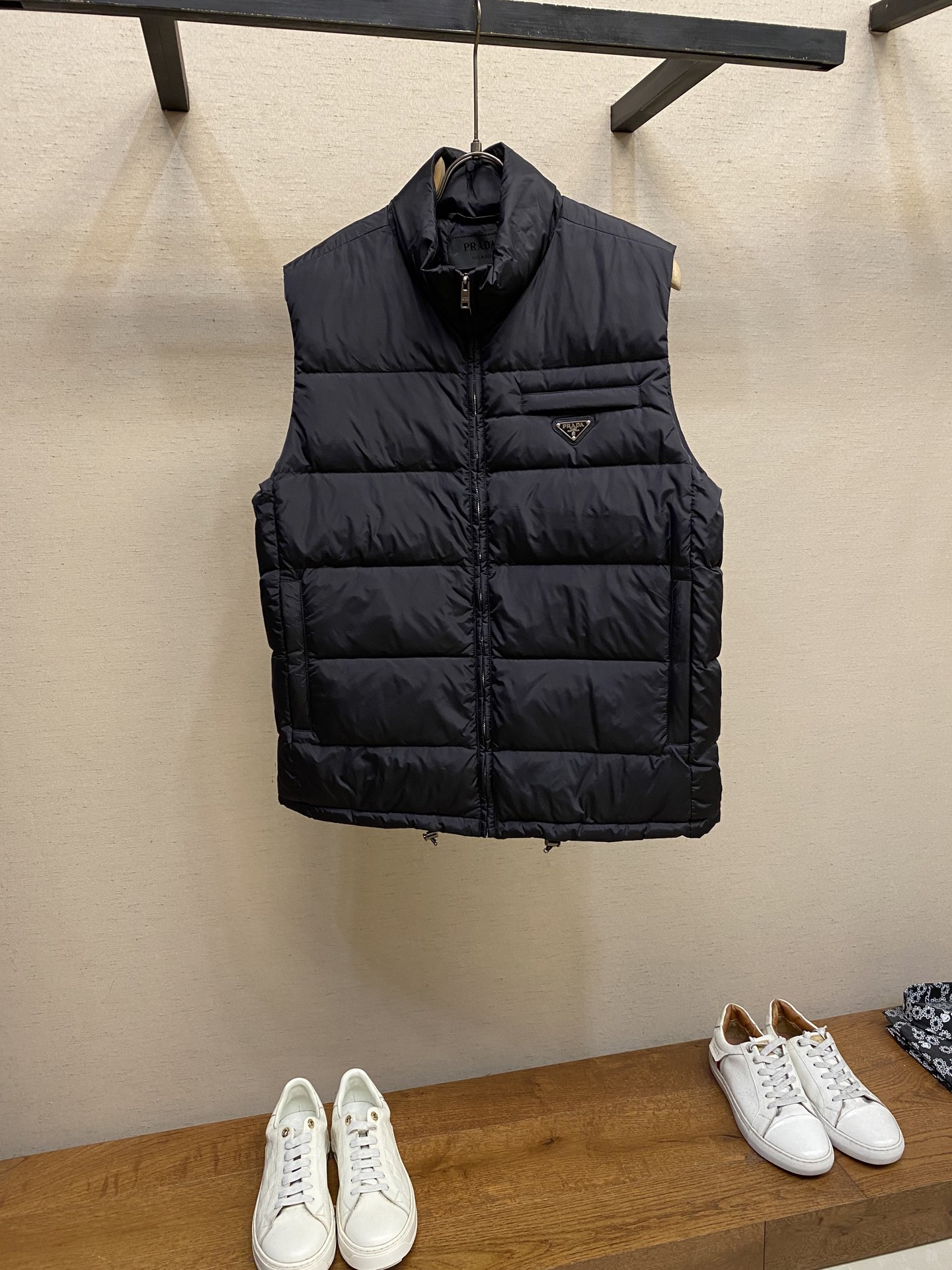 NO:571071,Prada Autumn and Winter Down Vest High-density windproof fabric + high-quality down filling, perfect for warmth! Sleeveless design + stand-up collar zipper, simple and practical, can be worn for commuting and leisure. Front hidden pocket, very convenient for storing small items. It is not bulky for autumn and winter wear, comfortable and fashionable, it is a must-have item that is both functional and fashionable! Size M-2xl, prada, down jacket, alexander wang19860909Prada秋冬 羽绒马甲 高密度防风面料+高品质羽绒填充,保暖力满分!无袖设计+立领拉 链,简约又实用,通勤休闲都能穿.正面隐形口 袋,收纳小物超方便.秋冬穿搭不臃肿,舒适又时髦,是功能性与时尚感兼具的必备单品! 尺码M-2xl,,prada,down jacket,alexander wang,Men's clothing