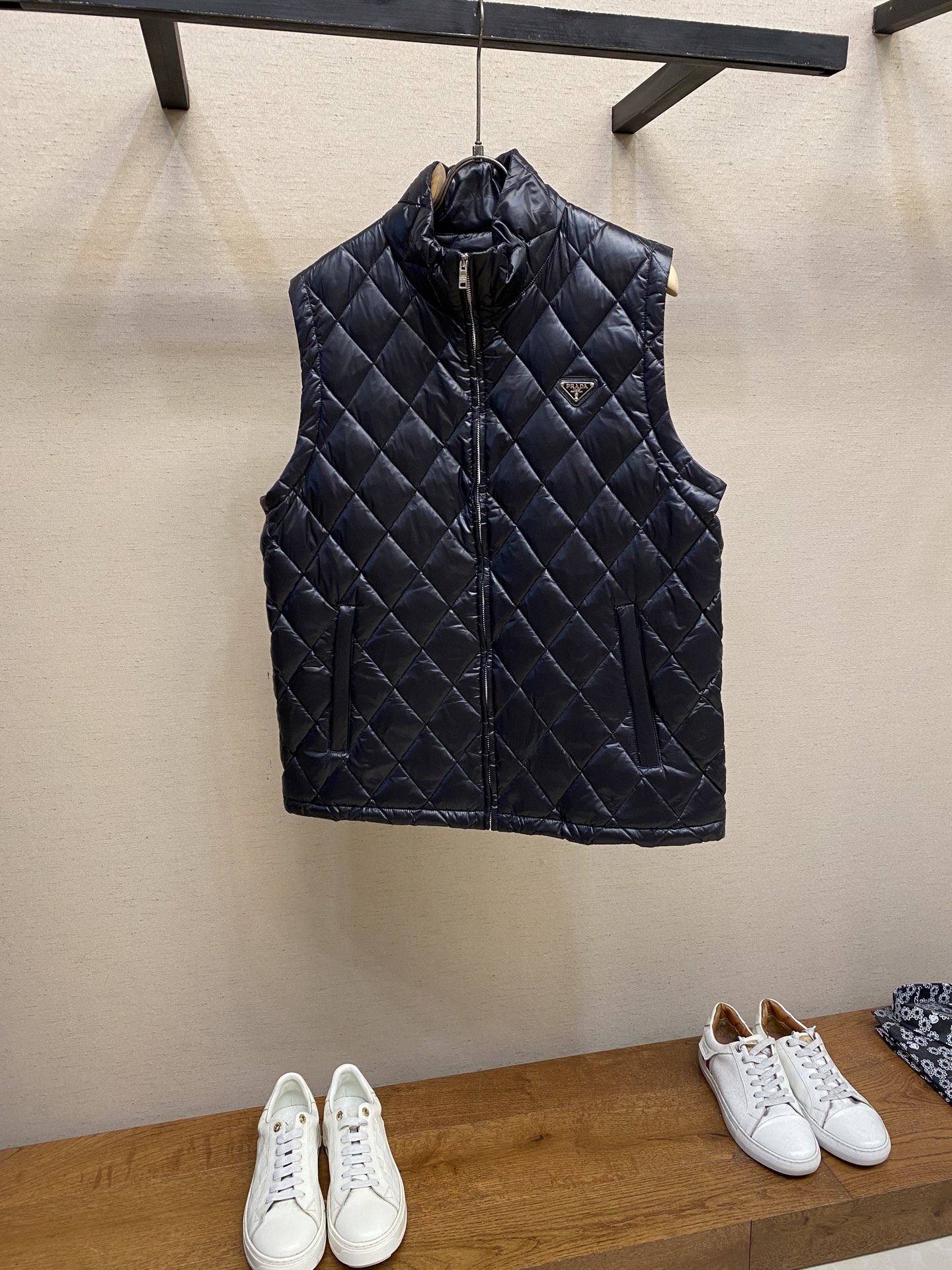 NO:571074,Prada rhombus down vest has classic rhombus quilting, simple yet advanced. It is filled with high-quality down and has excellent warmth retention. The outer layer is windproof and waterproof, which is perfect for autumn and winter! It has zipper closure, easy to put on and take off, pockets on both sides, and practical sleeveless design. It can be layered with shirts or T-shirts. It can be easily used for commuting and leisure. It is a must-have and versatile item for autumn and winter wardrobes!  Size M-2xl,,prada,shirts,tees,t-shirt,down jacket,alexander wang19860909Prada菱格纹羽绒马甲 经典菱形绗缝,简约又高级.高品质羽绒填充,保暖力 满分,外层防风防水,秋冬穿超合适!拉链开合, 穿脱方便,两侧有口袋,实用性强无袖设计, 叠穿衬衫或T恤都很OK,通勤休闲都能轻松驾驭,是秋冬衣橱必备百搭单品! 尺码M-2xl,,prada,shirts,tees，t-shirt,down jacket,alexander wang,Men's clothing