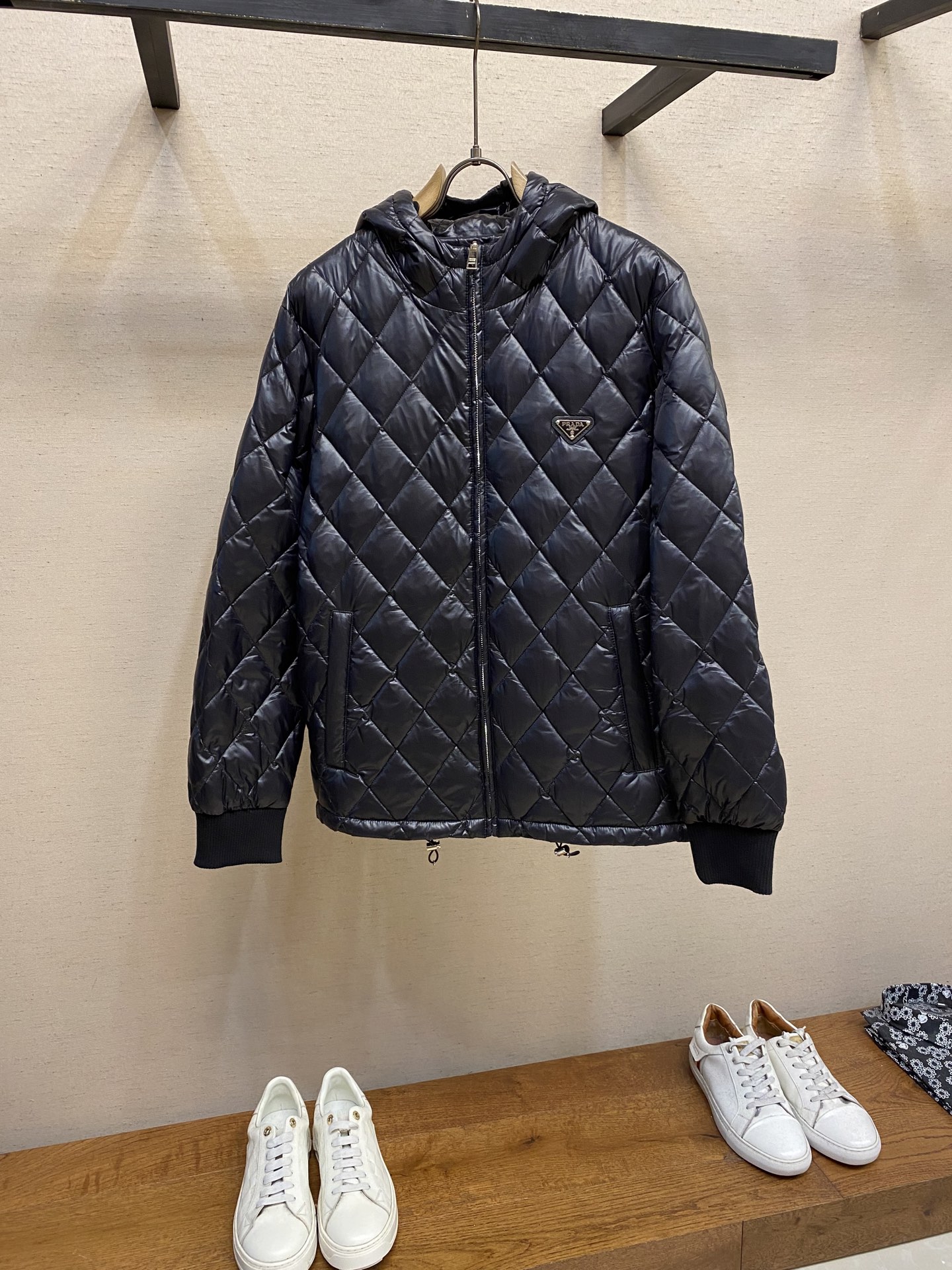 NO:571077,Prada diamond check down jacket Classic diamond pattern + light fabric, warm and lightweight! Hooded design + zipper closure, super easy to put on and take off, elastic cuffs and hem, great windproof effect. With Prada logo on the front, low-key and recognizable, it can be worn for daily commuting or leisure, it is OK to layer or wear alone, super practical in autumn and winter, both fashionable and functional. Size M-2xl,, prada, jackets & coats, down  jacket,hats,alexander wang19860909Prada菱形格羽绒服外套 经典菱格纹+轻薄面料,保暖又轻便!连帽设计+拉链开合,穿脱超方便,袖口和下摆弹性收口,防风效果棒棒哒.正面有Prada标志,低调有辨识度,日常通勤或休闲都能穿,叠搭或单穿都很 OK,秋冬季节超实用,兼具时尚与功能性 尺码M-2xl,,prada,jackets & coats,down jacket,hats,alexander wang,Men's clothing