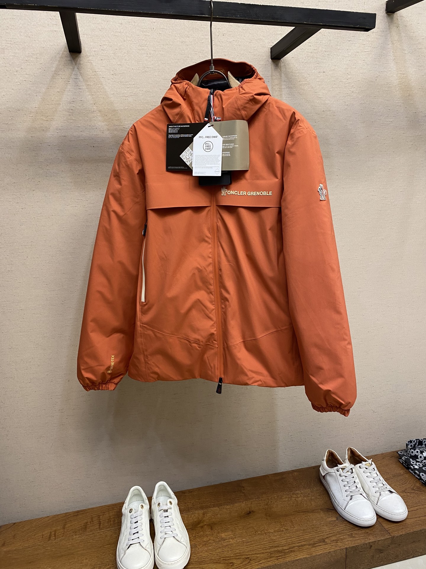 NO:571096,Moncler Grenoble Men's Hooded Ski Jacket Part of the Moncler Grenoble men's collection, the Shipton hooded down jacket blends premium style with technical performance. Designed for those who value performance and aesthetics, the Shipton jacket is made from 3L GORE-TEX fabric, a fabric that is durable and waterproof and windproof while maintaining excellent breathability. This practical jacket features a hood and waterproof zipper. Designed for outdoor activities. Made of 3L  Made of GORE-TEX plain weave Heat-sealed seams Adjustable hood with visor YKK AquaGuard high water resistance Two-way zipper closure Beveled RECCO reflectors Adjustable cuffs Drawstring hem Logo details   Composition Base Fabric Polyamide/Nylon Sizes 1, 2, 3, 4, 5 1: Length 68 Bust 113 Shoulder Width 47.5 2: Length 70 Bust 117 Shoulder Width 49 3: Length 72 Bust 121 Shoulder Width 50.5 4: Length 74 Bust 125 Shoulder Width 52  5: Length 76, bust 129, shoulder width 53.5, Moncler, jackets & coats, down jacket, hats, alexander wang19860909Moncler Grenoble 盟可睐 男士 连帽滑雪夹克 作为 Moncler Grenoble 男士系列的一部分,这款 Shipton 连帽羽绒服夹克将高级风格与技术性能融为一体 这款 Shipton 夹克专为注重性能和审美的人士而设计,采用 3L GORE-TEX 面料制成,这种面料经久耐用,防水防风,同时保持出色的透气性.这款实用夹克配有兜帽和防水拉链 专为户外活动而设计 采用 3L GORE-TEX 平纹面料制成 热封接缝 带遮阳板的可调节兜帽 YKK AquaGuard 高防水双向拉链开合 斜切 RECCO 反射器 可调节袖口 抽绳下摆 徽标详细信息 成分 底布 聚酰胺/尼龙 尺码1,2,3,4,5 1:衣长68胸围113肩宽 47.5 2:衣长70胸围117肩宽 49 3:衣长72胸围121肩宽 50.5 4:衣长74胸围125肩宽52 5:衣长76胸围129肩宽53.5,,Moncler,jackets & coats,down jacket,hats,alexander wang,Men's clothing