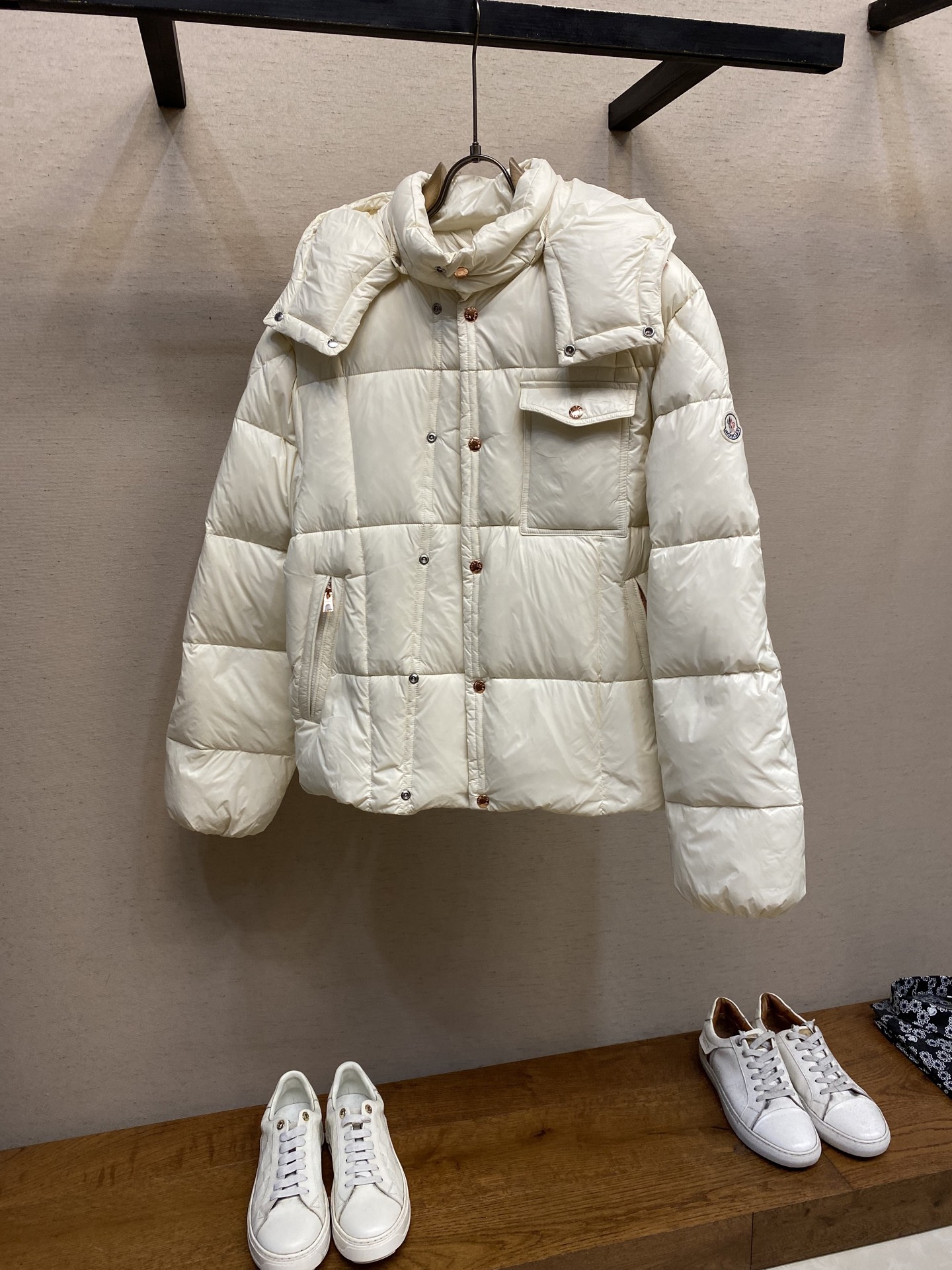 NO:571094,Moncler, Moncler Moncler 25 new serfanto hooded breasted down jacket for men and women. This hooded warm piece is equipped with double-button closure to create an asymmetric shape. Decorated with quilting of different sizes to highlight the geometric flavor. Filled with 90 goose down. Detachable and adjustable hood. Double-press button closure. Zipper pockets, chest pockets with press buttons. Drawstring hem. Sizes 1, 2, 3, 4, 5,, Moncler, down jacket, hats, alexander  wang19860909Moncler、Moncler盟可睐25新款serfanto 连帽排扣男女同款羽绒服 这款连帽保暖单品搭配双按扣开合,演绎不对称造型.饰有不同尺寸的绗缝,彰显几何气息 填充90鹅羽绒 可拆卸可调节兜帽 双按扣开合 拉链口袋,胸部口袋设有按扣 抽绳下摆 尺码1,2,3,4,5,,Moncler,down jacket,hats,alexander wang,Men's clothing