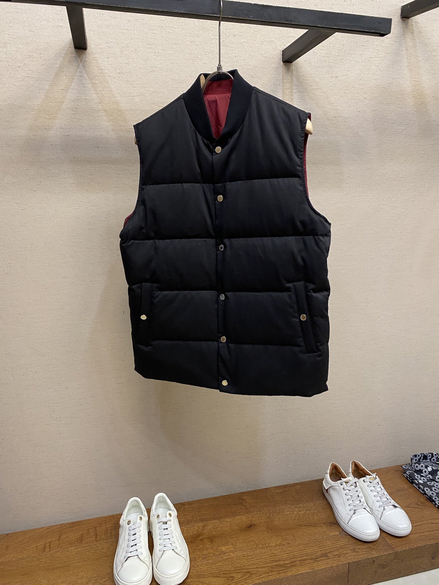 NO:571068,DG, double-sided down vest, classic sleeveless design, front metal buttons + lapels, simple and exquisite. High-quality down filling, perfect warmth retention, very practical for autumn and winter layering! Full of details, low-key and texture. The short version is easy to control for commuting and leisure, and it goes well with shirts, knitted sweaters or down jackets. It has both layering and practicality. It is a must-have and versatile item for autumn and winter wardrobes! Size M-2xl,,shirts,down  jacket,alexander wang19860909DG,双面羽绒马甲,经典无袖设计, 正面金属纽扣+翻领,简约又精致.高品质羽绒 填充,保暖力满分,秋冬叠穿超实用!细节感拉满,低调又有质感.短款版型,通勤休闲都能轻松驾驭,搭配衬衫、针织衫或羽绒服都很出彩,层次感和实用性兼具,是秋冬衣橱必备百搭单品! 尺码M-2xl,,shirts,down jacket,alexander wang,Men's clothing