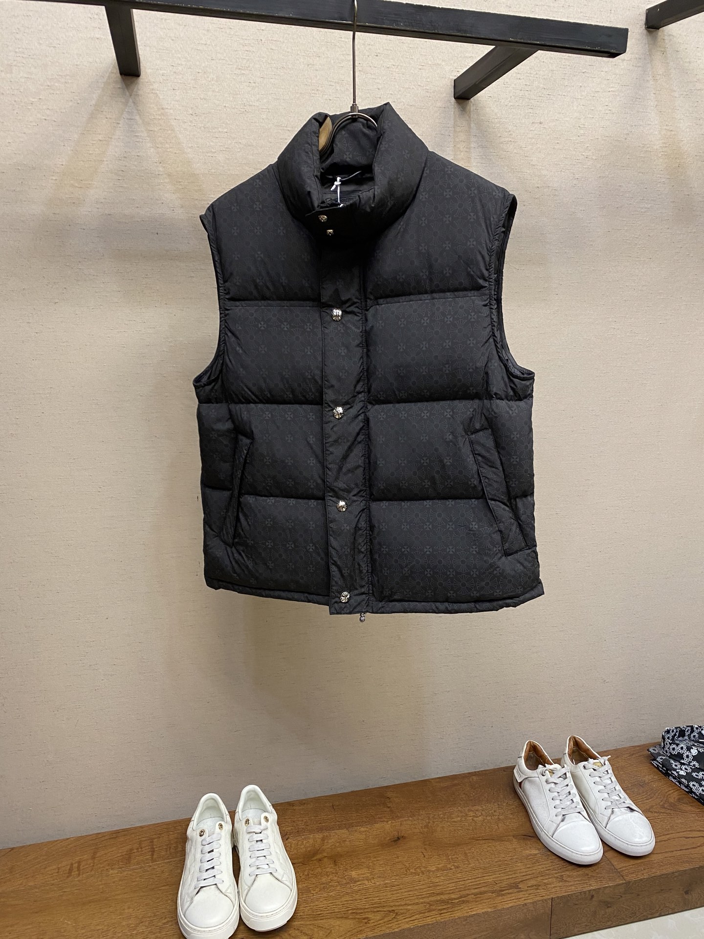 NO:571086,Chrome Hearts dark pattern jacquard down vest 1. The dark pattern jacquard adopts a unique dark pattern jacquard process, which makes the fabric visually present a rich layering and three-dimensional effect, which is both beautiful and fashionable. 2. Use high-quality fabrics, waterproof, anti-fouling and good breathability special fabrics to ensure the practicality and comfort of the clothes. 3. Workmanship advantages  The fine craftsmanship pays attention to details, and the sewing is excellent. The stitches are even and fine, with no stitches skipping or missing stitches, showing a superb level of workmanship. 4. The down filling is full and even, ensuring good thermal insulation performance. It is filled with 90 white duck down. 5. Detail advantages: The unique design of Croix Heart is a brand feature, and its dark pattern design increases the beauty of the clothes. 6. Humanized design of windproof cuffs, adjustable hem and other designs improve the convenience and comfort of wearing.   7. High-quality hardware accessories Zippers, buttons and other hardware accessories are made of high-quality materials. The surface is smooth and burr-free, smooth to use and durable. Sizes S-XL, chrome hearts, chrome hearts, down jacket, alexander wang19860909Chrome Hearts 克罗心暗纹提花羽绒马甲 1.暗纹提花采用独特的暗纹提花工艺,使面料在视觉上呈现出丰富的层次感和立体效果,既美观又时尚. 2.选用高品质的面料,防水、防污且透气性好的特殊面料,确保衣物的实用性和舒适度. 3.做工优点 精细工艺注重细节处理,缝制精良,针脚均匀细密,无跳针、漏针现象,展现出高超的做工水平 4.填充均匀羽绒填充饱满且均匀,保证了良好的保暖性能.采用90白鸭绒填充 5.细节优点 独特设计克罗心作为品牌特色,其暗纹设计增加了衣物的美观度 6.人性化设计防风袖口、可调节下摆等设计,提升了穿着的便捷性和舒适度. 7.高品质五金辅料拉链、纽扣等五金辅料选用高品质材料,表面光滑无毛刺,使用顺畅且耐用. 尺码S-XL,,chrome hearts,chrome hearts,down jacket,alexander wang,Men's clothing