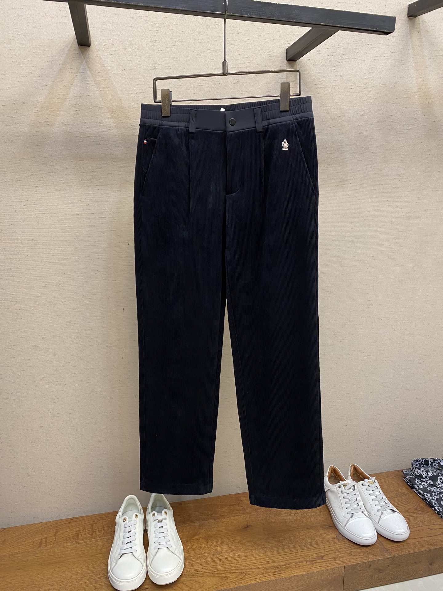 NO:572019,Moncler, men's casual pants, the latest upper body style is invincible!  You can definitely close your eyes and close your eyes. This type of pants is very versatile and has an elastic waist. It can be worn in daily work and outdoor sports. It is the perfect combination of fashion, leisure and outdoor sports, so it is your best choice whether you wear it daily or outdoors. Extreme comfort and quick perspiration are the most popular focus, improving the wearing comfort. It is suitable for aerobic exercise and cross-country running. This type of running casual pants has an extremely wide range of applications, allowing you to naturally maintain your love for sports in the summer, and can also be worn in leisure life.  Size M-3xl,,alexander wang19860909Moncler,男士休闲裤 最新款上身版型无敌正！ 绝对可以闭眼收的一款 此款裤子非常百搭,弹力腰围,日常上班 户外运动都可以穿着,是时尚休闲与户外运动的完美结合,所以无论您平时穿或者户外穿都是您的最佳选择. 极致舒适和快速排汗是备受青睐的重点,提升穿着舒适度,适合有氧运动和越野跑条件下穿着,此款是一件适用范围极其广泛的跑步休闲裤,让你在夏天自然可以保持对运动热爱,也可以在休闲生活中穿着 尺码M-3xl,,alexander wang,Men's clothing