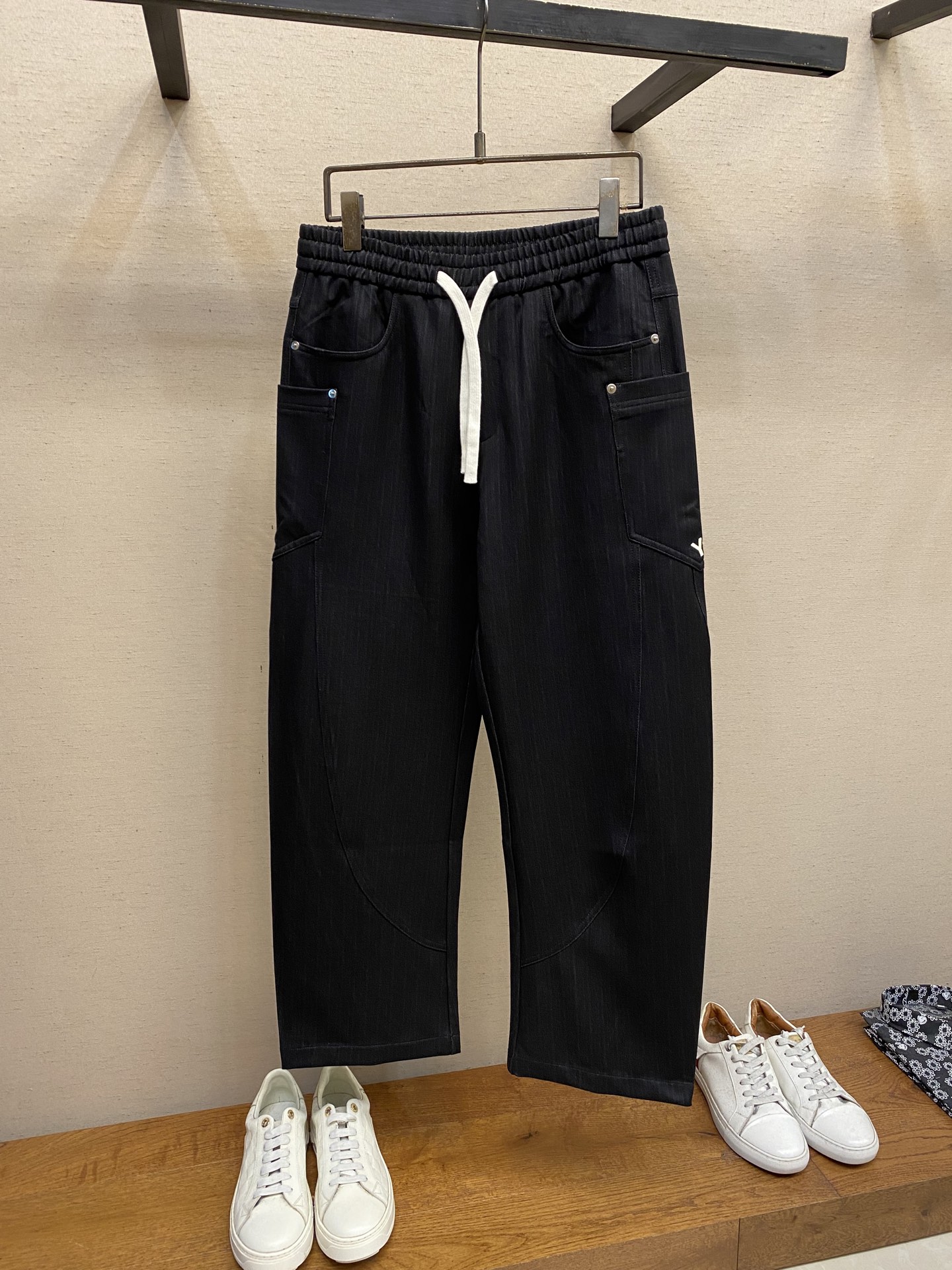 NO:572021,Y3, men's casual pants, the latest upper body style is unbeatable!  You can definitely close your eyes and close your eyes. This type of pants is very versatile and has an elastic waist. It can be worn in daily work and outdoor sports. It is the perfect combination of fashion, leisure and outdoor sports, so it is your best choice whether you wear it daily or outdoors. Extreme comfort and quick perspiration are the most popular focus, improving the wearing comfort. It is suitable for aerobic exercise and cross-country running. This type of running casual pants has an extremely wide range of applications, allowing you to naturally maintain your love for sports in the summer, and can also be worn in leisure life.  Size M-3xl,,alexander wang19860909Y3,男士休闲裤 最新款上身版型无敌正！ 绝对可以闭眼收的一款 此款裤子非常百搭,弹力腰围,日常上班 户外运动都可以穿着,是时尚休闲与户外运动的完美结合,所以无论您平时穿或者户外穿都是您的最佳选择. 极致舒适和快速排汗是备受青睐的重点,提升穿着舒适度,适合有氧运动和越野跑条件下穿着,此款是一件适用范围极其广泛的跑步休闲裤,让你在夏天自然可以保持对运动热爱,也可以在休闲生活中穿着 尺码M-3xl,,alexander wang,Men's clothing