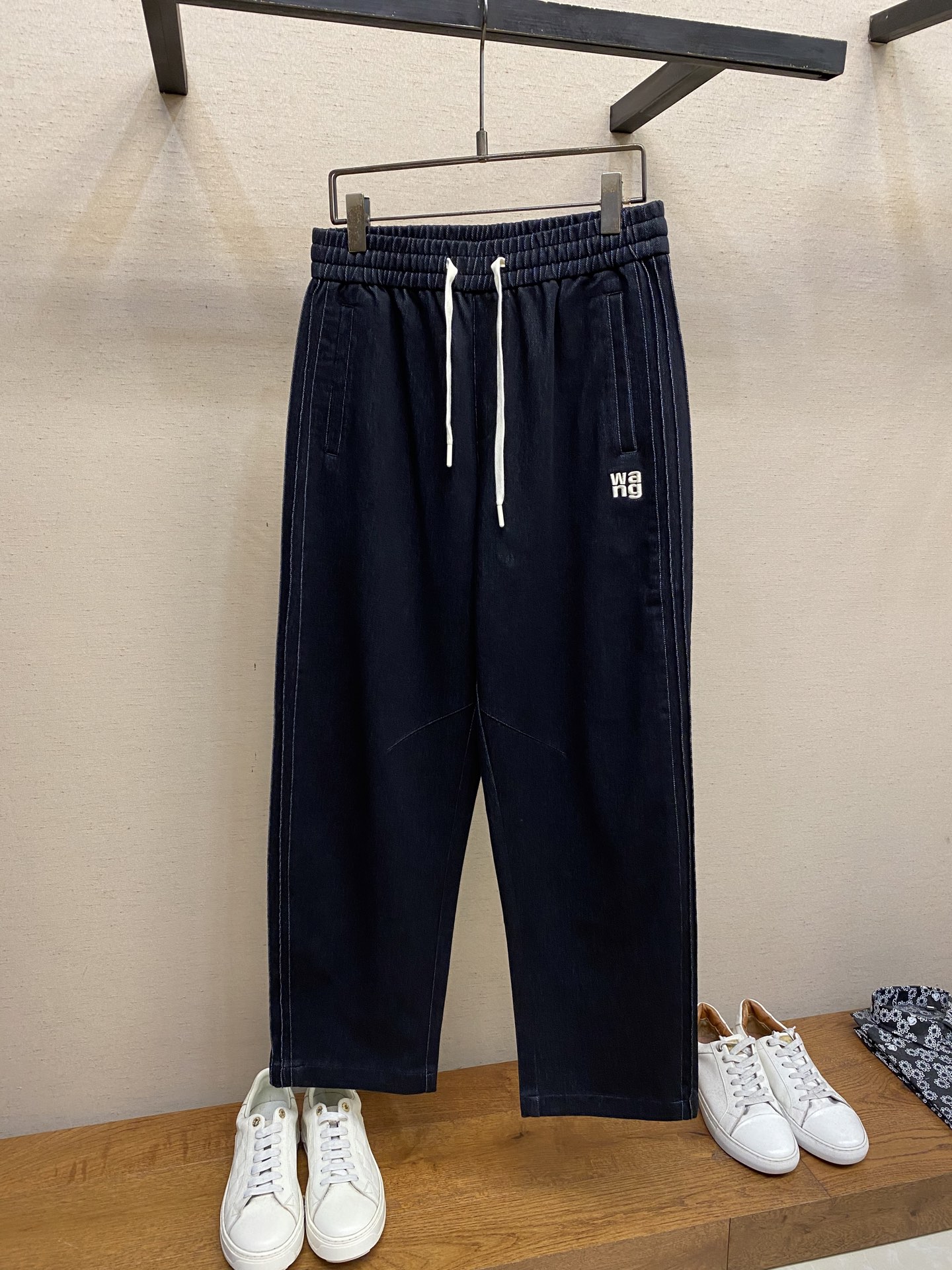 NO:572023,Wang, men's casual pants, the latest upper body style is invincible!  You can definitely close your eyes and close your eyes. This type of pants is very versatile and has an elastic waist. It can be worn in daily work and outdoor sports. It is the perfect combination of fashion, leisure and outdoor sports, so it is your best choice whether you wear it daily or outdoors. Extreme comfort and quick perspiration are the most popular focus, improving the wearing comfort. It is suitable for aerobic exercise and cross-country running. This type of running casual pants has an extremely wide range of applications, allowing you to naturally maintain your love for sports in the summer, and can also be worn in leisure life.  Size M-3xl,,alexander wang19860909Wang,男士休闲裤 最新款上身版型无敌正！ 绝对可以闭眼收的一款 此款裤子非常百搭,弹力腰围,日常上班 户外运动都可以穿着,是时尚休闲与户外运动的完美结合,所以无论您平时穿或者户外穿都是您的最佳选择. 极致舒适和快速排汗是备受青睐的重点,提升穿着舒适度,适合有氧运动和越野跑条件下穿着,此款是一件适用范围极其广泛的跑步休闲裤,让你在夏天自然可以保持对运动热爱,也可以在休闲生活中穿着 尺码M-3xl,,alexander wang,Men's clothing