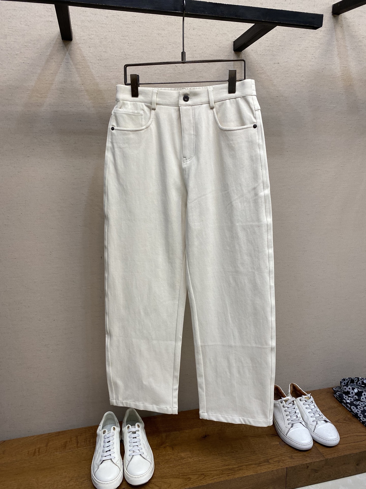 NO:572025,BV, men's casual pants, the latest upper body style is invincible!  You can definitely close your eyes and close your eyes. This type of pants is very versatile and has an elastic waist. It can be worn in daily work and outdoor sports. It is the perfect combination of fashion, leisure and outdoor sports, so it is your best choice whether you wear it daily or outdoors. Extreme comfort and quick perspiration are the most popular focus, improving the wearing comfort. It is suitable for aerobic exercise and cross-country running. This type of running casual pants has an extremely wide range of applications, allowing you to naturally maintain your love for sports in the summer, and can also be worn in leisure life.  Size M-3xl,,bottega veneta,alexander wang19860909BV,男士休闲裤 最新款上身版型无敌正！ 绝对可以闭眼收的一款 此款裤子非常百搭,弹力腰围,日常上班 户外运动都可以穿着,是时尚休闲与户外运动的完美结合,所以无论您平时穿或者户外穿都是您的最佳选择. 极致舒适和快速排汗是备受青睐的重点,提升穿着舒适度,适合有氧运动和越野跑条件下穿着,此款是一件适用范围极其广泛的跑步休闲裤,让你在夏天自然可以保持对运动热爱,也可以在休闲生活中穿着 尺码M-3xl,,bottega veneta,alexander wang,Men's clothing