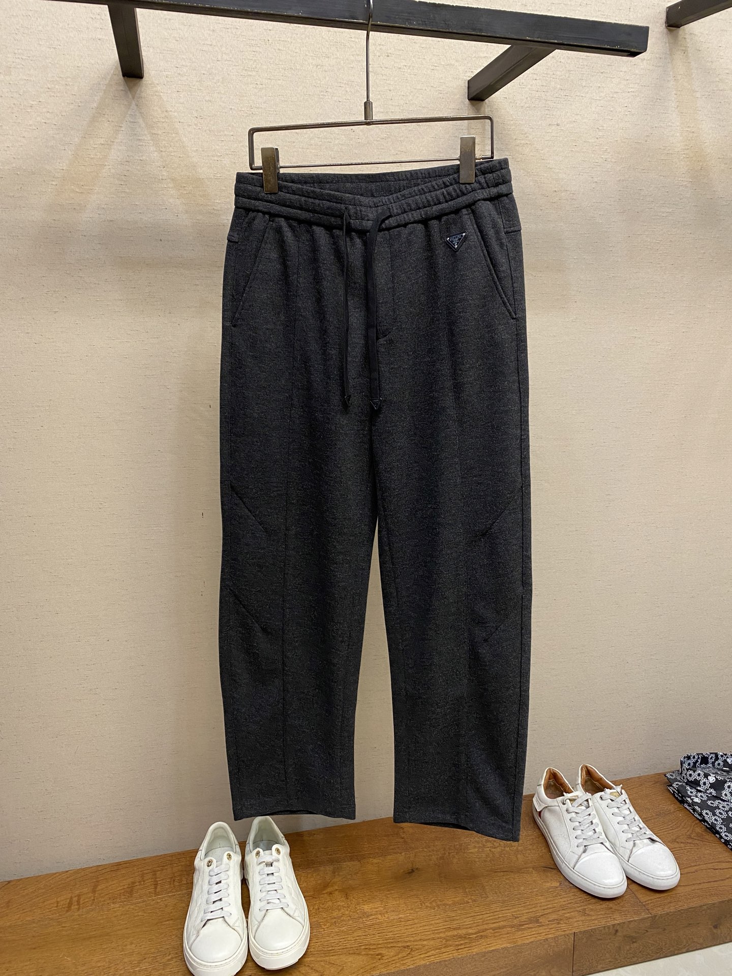 NO:572027,Prada, men's casual pants, the latest upper body style is invincible!  You can definitely close your eyes and close your eyes. This type of pants is very versatile and has an elastic waist. It can be worn in daily work and outdoor sports. It is the perfect combination of fashion, leisure and outdoor sports, so it is your best choice whether you wear it daily or outdoors. Extreme comfort and quick perspiration are the most popular focus, improving the wearing comfort. It is suitable for aerobic exercise and cross-country running. This type of running casual pants has an extremely wide range of applications, allowing you to naturally maintain your love for sports in the summer, and can also be worn in leisure life.  Size M-3xl,,prada,alexander wang19860909Prada,男士休闲裤 最新款上身版型无敌正！ 绝对可以闭眼收的一款 此款裤子非常百搭,弹力腰围,日常上班 户外运动都可以穿着,是时尚休闲与户外运动的完美结合,所以无论您平时穿或者户外穿都是您的最佳选择. 极致舒适和快速排汗是备受青睐的重点,提升穿着舒适度,适合有氧运动和越野跑条件下穿着,此款是一件适用范围极其广泛的跑步休闲裤,让你在夏天自然可以保持对运动热爱,也可以在休闲生活中穿着 尺码M-3xl,,prada,alexander wang,Men's clothing