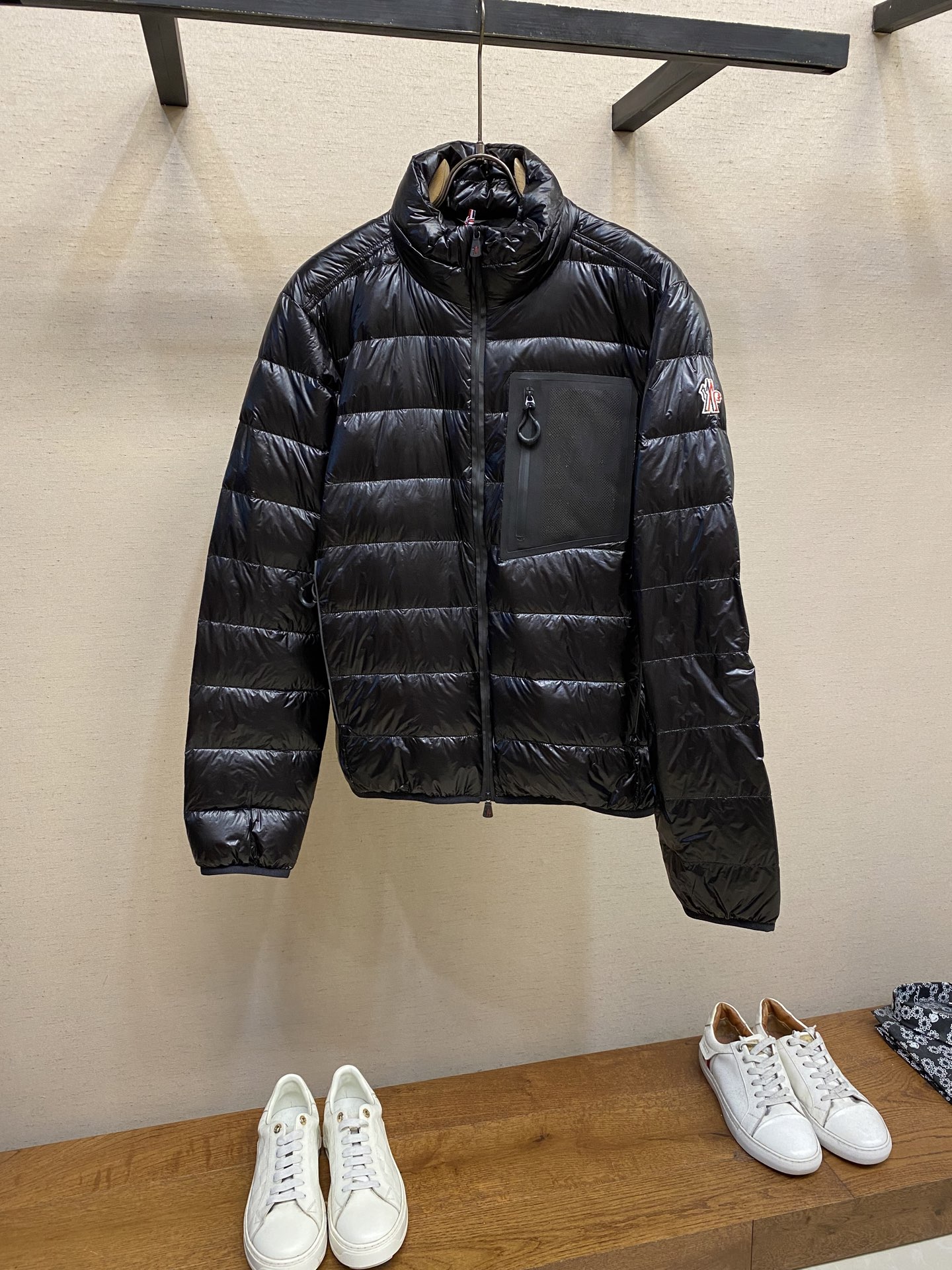 NO:572031,Moncler, Fraser Foldable Short Down Jacket Jacket The Fraser Down Jacket is lightweight and foldable, suitable for outdoor activities in mild weather. Short design, made of durable and practical fine nylon fabric. Performance design helps keep you dry and protects you from cold wind, while maintaining breathability to easily cope with various weather conditions. Paired with practical and spacious chest 1 pocket, adds a finishing touch. Designed for outdoor activities Made of fine fabric Polyester fiber lining Foldable storage  Functional look zipper closure Pockets with functional look zippers Zipper closure chest pockets · Elastic cuffs and hem · Reflective trim · Logo print details Sizes 1,2,3,4,5,,jackets & coats,jackets & coats,down jacket,alexander wang19860909Moncler,Fraser可折叠短款羽绒夹克外套 Fraser羽绒夹克轻盈可折叠,适合温和天气时户外活动穿着.短款设计,采用经久实用的细密尼龙面料制成.性能设计可帮助您保持干爽,为您抵御寒风,同时保持通透性,轻松应对各种天气条件.搭配实用宽敞的胸部 1袋,增添点睛之笔. 专为户外活动设计 采用细密面料制成 聚酯纤维衬里·可折叠收纳 功能性look拉链开合 口袋配有功能性look拉链 拉链开合胸部口袋 ·弹性袖口和下摆·反光饰边 ·标识印花细节 尺码1,2,3,4,5,,jackets & coats,jackets & coats,down jacket,alexander wang,Men's clothing