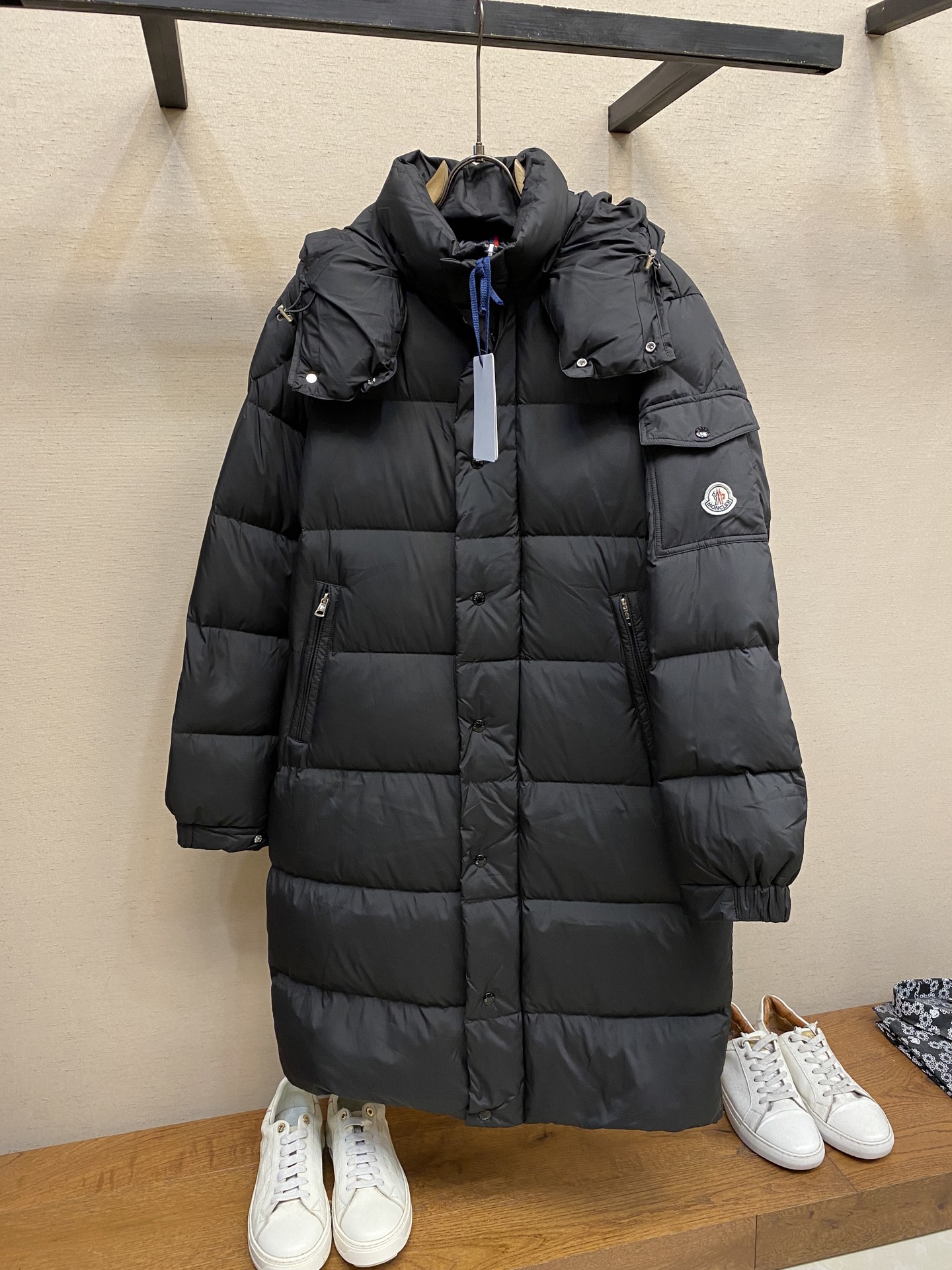 NO:572030,Moncler, men's matte matte Maya long down jacket, the first long men's series in autumn, logo pattern, SS quality control channel, high-end appearance, very good-looking on the body. Moncle* Moncler vezere long down jacket, men's matte long hooded jacket, customer-supplied feel fabric, very small quantity, autumn and winter men's high-end down, filled with international 90 white duck down. Such a good-looking one, men can get it as soon as possible, there will be no stock later.  The high-density fabrics are of good quality and the workmanship is quite rigorous. The materials and workmanship are impeccable. The temperament of the upper body is also very stable. It can be said that it is quite good. The only thing is that the goods are not divided enough. The old people who have received the goods before are really satisfied. The workmanship and fabrics are quite nice. Anyone can control the style. I will give it to my husband or my boyfriend.   Give it to my family, the effect is great, every part is just right. The upper body is elegant and capable, practical for commuting, business and leisure. This design is very brilliant. Sizes 1, 2, 3, 4, 5,,Moncler,Moncler,jackets & coats,down jacket,hats,alexander wang19860909Moncler、男士雾面哑玛雅长款羽绒服 入秋第一款男士系列长款 ,标志logo图案 SS品控渠道 高端品相上身效果相当好看.Moncle*盟可睐 蒙口vezere长款羽绒服 男士哑光长款连帽外套 客供手感面料 数量极少 秋冬男士高端羽绒 填充国际90白鸭绒. 这么好看的一款 男士们能下手的尽快下吧,后面是没有货. 高密面料, 对标入柜的好品质,对工艺相当严谨, 版型用料做工,也是无可挑次的,上身的气质也是拿捏的稳稳 可以说是相当棒,唯一的就是货不够分,之前拿到货的老铁真是个个满意 做工,面料都是相当NICE, 任何人都可以驾驭的款,送老公 送男朋友 送家里人 ,效果相当棒,各部位恰到好处. 上身大气干练,通勤商务休闲都实用. 这个设计出彩的很 尺码1,2,3,4,5,,Moncler,Moncler,jackets & coats,down jacket,hats,alexander wang,Men's clothing