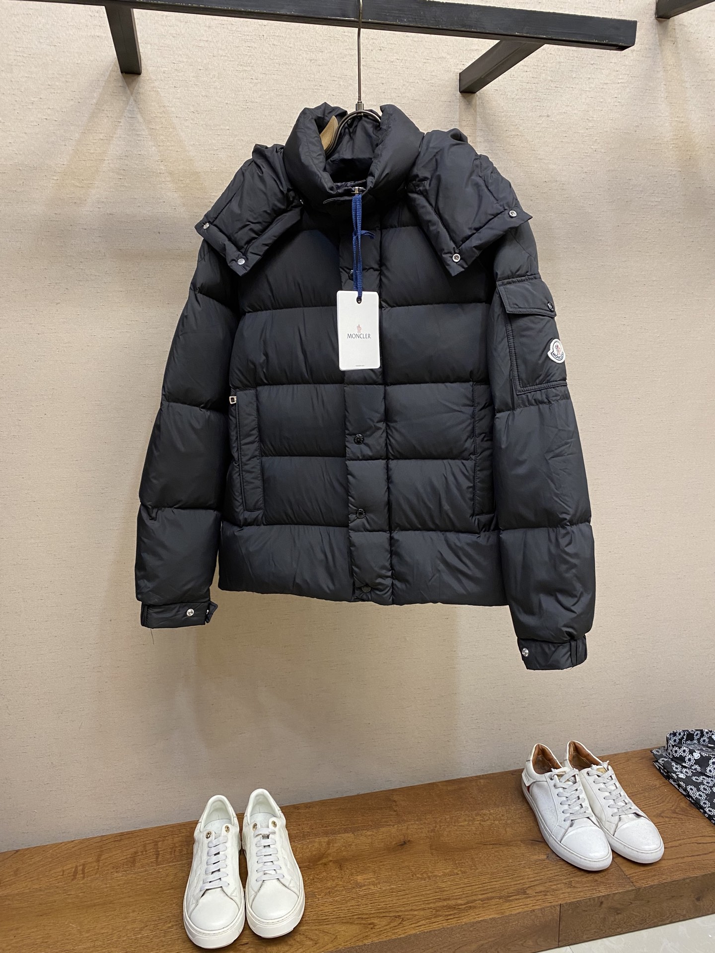 NO:572029,Moncler, men's matte Maya short down jacket, the first men's series in autumn, logo pattern, SS quality control channel, high-end appearance, very good-looking on the body. Moncle*Moncle vezere down jacket, men's matte hooded jacket, customer-supplied feel fabric, very small quantity, autumn and winter men's high-end down, filled with international 90 white duck down. Such a good-looking one, men can get it as soon as possible, there will be no stock later. High-density fabric,  The goods are of good quality according to the standard, and the workmanship is quite rigorous. The materials and workmanship of the pattern are also impeccable. The temperament of the upper body is also very stable. It can be said to be quite good. The only thing is that the goods are not divided enough. The old people who have received the goods before are really satisfied. The workmanship and fabrics are quite nice. Anyone can control the style. I would give it to my husband, my boyfriend or my family.   , the effect is very good, every part is just right. The upper body is elegant and capable, practical for commuting, business and leisure. This design is very brilliant. Sizes 1,2,3,4,5,,Moncler,Moncler,jackets & coats,down jacket,hats,alexander wang19860909Moncler,男士雾面玛雅短款羽绒服 入秋第一款男士系列 标志logo图案 SS品控渠道 高端品相上身效果相当好看.Moncle*盟可睐 蒙口vezere羽绒服 男士哑光连帽外套 客供手感面料 数量极少 秋冬男士高端羽绒 填充国际90白鸭绒. 这么好看的一款 男士们能下手的尽快下吧,后面是没有货. 高密面料, 对标入柜的好品质,对工艺相当严谨, 版型用料做工,也是无可挑次的,上身的气质也是拿捏的稳稳 可以说是相当棒,唯一的就是货不够分,之前拿到货的老铁真是个个满意 做工,面料都是相当NICE, 任何人都可以驾驭的款,送老公 送男朋友 送家里人 ,效果相当棒,各部位恰到好处. 上身大气干练,通勤商务休闲都实用. 这个设计出彩的很 尺码1,2,3,4,5,,Moncler,Moncler,jackets & coats,down jacket,hats,alexander wang,Men's clothing