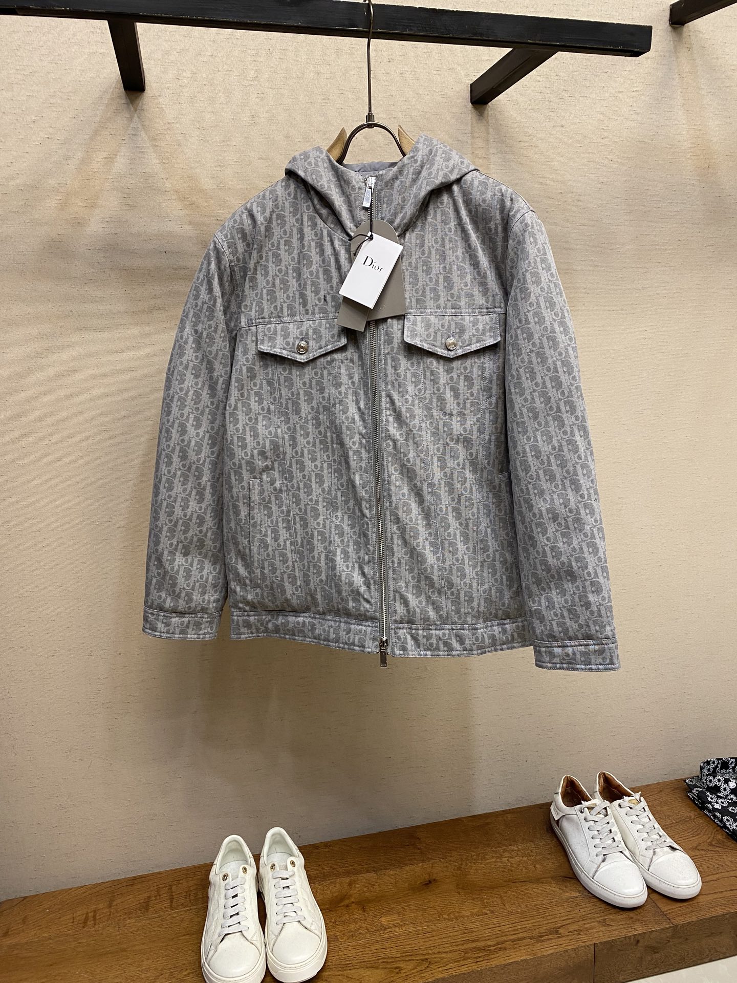 NO:572033,Dior, CD Xiaodi denim down jacket. New and fashionable jacquard letters LOGO. DIOR washed denim down jacket hooded jacket. Men's all-over classic CD's top combat clothing and equipment, all-over printed flocking element boutique, a down jacket rolled at will. Its noble and luxurious style shows the status symbol of wealth everywhere!  Custom-woven special custom-dyed yarn supplied by customers, made of high-end denim fabric created by imported fine weaving technology, with a crisp, soft and delicate texture!  It uses metal zipper buttons engraved with the LOGO. It is a versatile and unisex style. If you like it, hurry up and get it!  Size 46-52,,dior,dior,jackets & coats,down jacket,hats,alexander wang19860909Dior,CD小迪牛仔羽绒服.新品时尚 满身提花字母LOGO.DIOR水洗牛仔羽绒服连帽外套 男士满幅经典CD家顶级战衣装备,通体印花植绒元素精品,级数随意辗压的一件羽绒服,它的高贵奢华格调,无处不在彰显出富贵的身份象征！ 客供定织特殊定染纱线,经进口精织工艺打造的高端牛仔面料制成,质感挺括柔软细腻！采用镌刻LOGO标志的金属拉链纽扣,属于百搭的中性款式,喜欢的赶紧入手吧！ 尺码46-52,,dior,dior,jackets & coats,down jacket,hats,alexander wang,Men's clothing