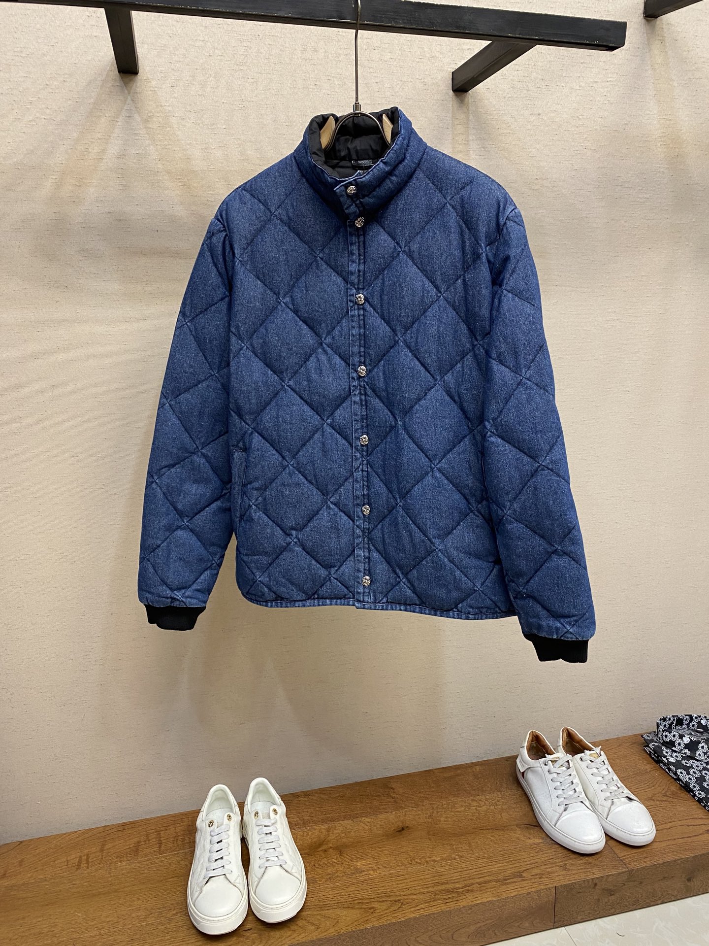 NO:572035,CH Croixin 25 autumn and winter men's fashionable denim down jacket, light luxury fashion casual style, light, warm and soft!  The low-key series is fashionable and versatile, just stylish!  Foreign trade order model, a super fairy item!  As a brand that everyone must look up to, their control of supply is unsurprisingly strict. This is a very cool, light and elegant hooded down jacket. It has a more attractive logo badge; stand-up collar design, functional diagonal pockets on both sides, easily demonstrate brand recognition and super specifications and performance, and the upper body is absolutely eye-catching!  !  !  The overall material is also super durable!  Made of fabrics imported from Italy, it has the high-end feel of a century-old brand. It is filled with 90% white duck down. The whole body is quilted with full down, full of fluffiness and extremely elastic. The outer layer is nylon fabric. It has a perfect fit, fashionable and not bulky, and interprets the simple aesthetic style of the series. The upper body is light and warm, and has a perfect cold-proof effect! ! A high-street luxury product with both appearance and performance online at the same time, it is definitely a super heavy hit on the street. Sizes S-XL, chrome hearts, down  jacket,hats,alexander wang19860909CH克罗心 25秋冬男士时尚牛仔羽绒服 轻奢时尚休闲风格,轻盈保暖柔软！低调系列时尚百搭,就是有型！外贸订单款,超级种草的神仙单品！作为大家都要仰视的品牌,他们对货源的把控也毫无悬念的严格,非常酷炫轻盈飘逸的连帽羽绒服. 更具魅力感Logo徽章；立领设计,两侧功能性斜插的口袋,轻松的彰显品牌辨识度跟超强规格性能,上身绝对超级惹眼！！！整体的材质也是超级能打！采用意大利进口面料打造,具有百年品牌的高端触感 填充90白鸭绒.满身横线绗缝充绒饱满,蓬松感十足回弹性特别好,外层锦纶面料.版型完美,时尚不臃肿,演绎系列的简约美学风格,上身效果轻盈保暖,御寒效果满分! !一款颜值跟性能同步在线的高街奢物,绝对炸街的超级重磅 尺码S-XL,,chrome hearts,down jacket,hats,alexander wang,Men's clothing