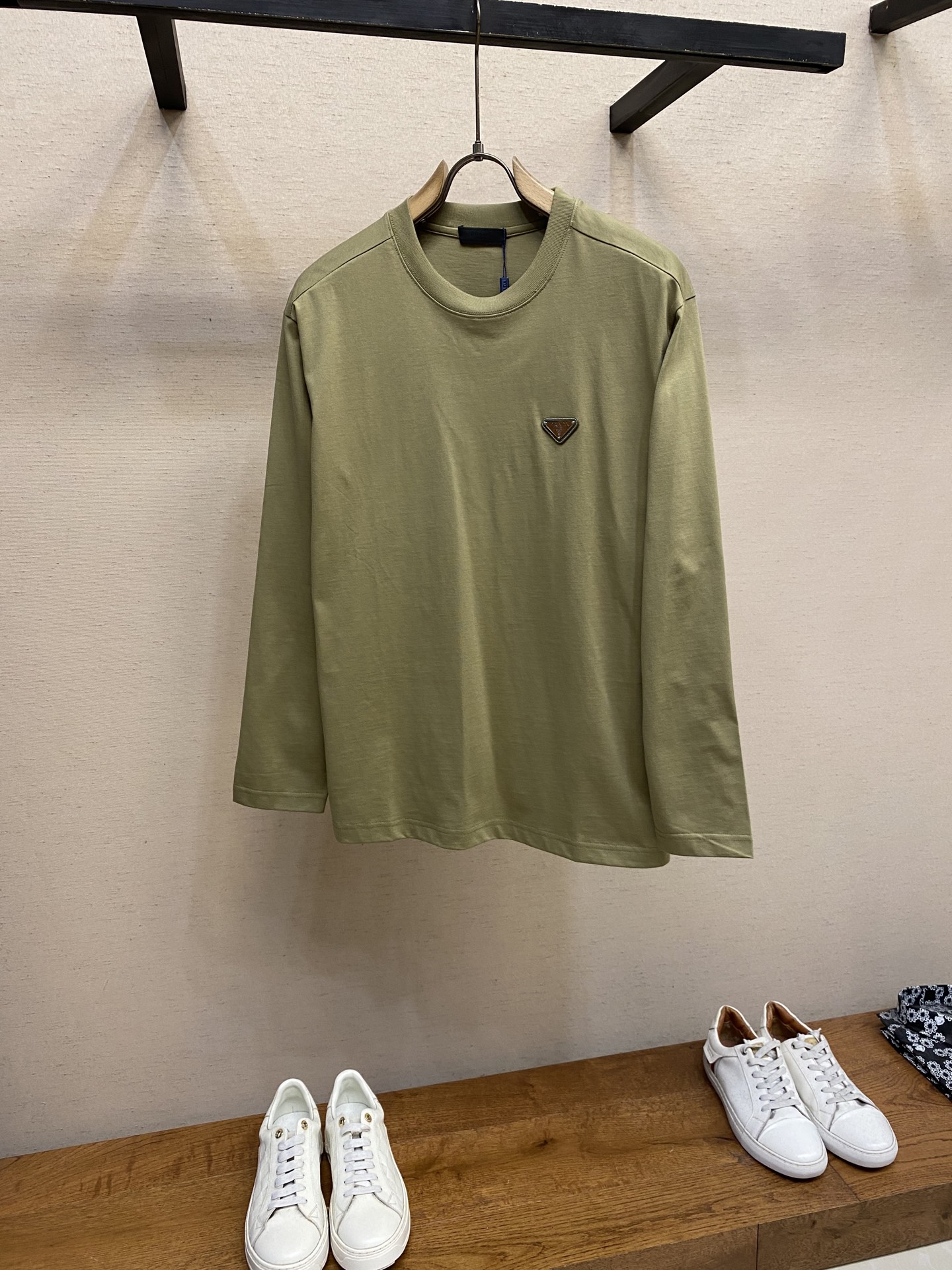 NO:572037,Prada, 25 autumn and winter new styles~couple style!  PD avocado long-sleeved T is a must-have for autumn wear | Pra** avocado green long-sleeved T, with a lazy and high-end feel that can be worn with one click. It is made of skin-friendly fabric of 99 cotton + 1 polyester fiber, which is soft and breathable yet stiff and stylish, making it comfortable to wear close to the body; the iconic triangle logo on the chest, with the texture of leather and metal, low-key highlights the brand recognition, allowing the 'high-end sense' to be quietly revealed in the details.  The lazy oversize version is friendly to all body shapes, and couples can easily create a harmonious outfit when worn together. Whether worn alone to highlight a casual tone, or layered to create a layered style, this avocado green can make you stand out in autumn outfits and become the most eye-catching fashionable CP on the street!  Size S,M,L,,prada,versace,alexander wang19860909Prada、25秋冬新款~情侣款！PD牛油果长袖T 秋日穿搭CP必备｜Pra**牛油果绿长袖T,慵懒高级感一键拉满. 选用99棉+1聚酯纤维的亲肤面料,柔软透气却又挺括有型,贴身穿着舒适感拉满；胸前标志性的三角徽标,以皮革与金属的质感碰撞,低调彰显品牌辨识度,让“高级感”在细节处悄然流露. 慵懒的oversize版型对各种身形友好,情侣同穿轻松打造默契穿搭.不管是单穿凸显随性腔调,还是内搭叠出层次风格,这抹牛油果绿都能带你在秋日穿搭中脱颖而出,成为街头最吸睛的时髦CP！ 尺码S,M,L,,prada,versace,alexander wang,Men's clothing
