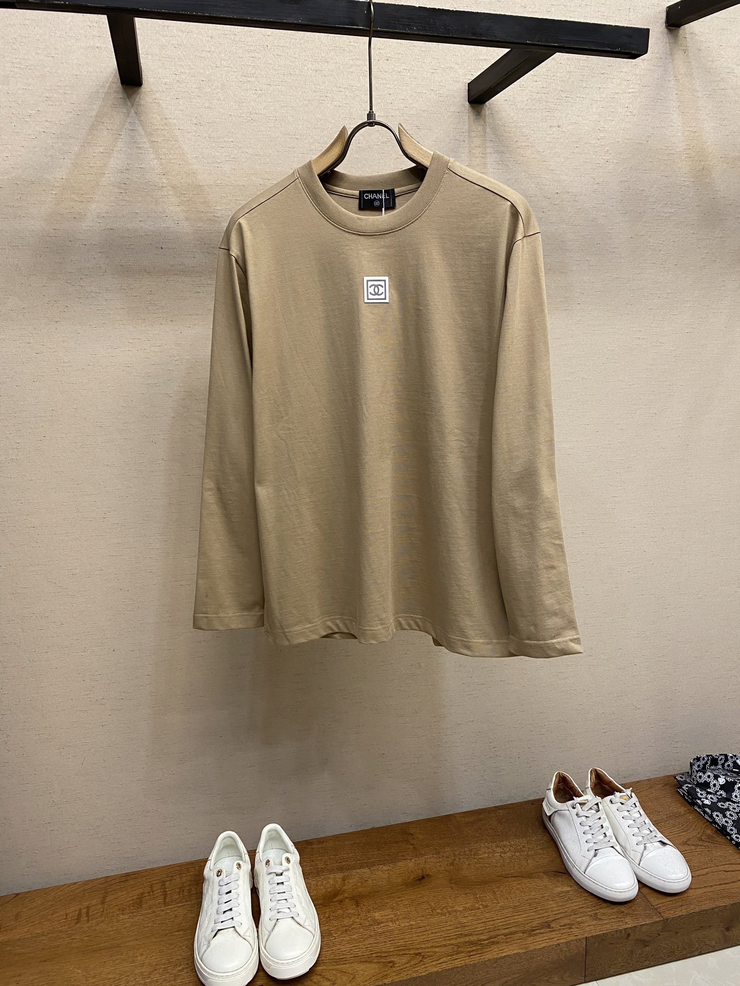 NO:572022,CHANEL, Xiaoxiang Medieval Milk Tea Long Sleeve T｜A natural combination of retro and luxury brands, with a lazy tone of texture. When Cha**l’s Medieval genes meet the gentleness and laziness of milk tea color, this long-sleeved T becomes an excellent annotation of “retro light luxury style”.  The milk tea color has a healing feel and is a versatile card that can be worn in all seasons; the 99% cotton skin-friendly fabric is soft, waxy and breathable, and feels as comfortable as being wrapped in clouds when worn next to the body. The classic double C logo on the chest is presented with a retro patch, with a texture that has accumulated over time, quietly announcing the high-end taste of the outfit.   The loose fit is friendly to all body types. It can be worn alone to create a casual and lazy look, or it can be layered in suits and jackets to add layers and luxury details to the look. Exquisite stitching and solid neckline workmanship show the ingenuity of Xiao Xiangfeng in every detail. Even basic styles can be worn with an effortless sense of luxury. Sizes S, M, L,, chanel, jackets & coats, business suit, alexander wang19860909CHANEL,小香中古奶茶长袖T｜复古与奢牌的天作之合,慵懒腔调的质感担当 当Cha**l的中古基因邂逅奶茶色的温柔慵懒,这件长袖T便成了“复古轻奢风”的绝佳注解. 奶茶色调自带治愈感,是四季都能穿的百搭王牌；99棉的亲肤面料,软糯透气,贴身穿也像被云朵包裹般舒适.胸前的经典双C标识以复古贴布呈现,带着岁月沉淀的质感,悄悄宣告着穿搭的高级品味. 宽松的版型对各种身材都很友好,可单穿打造随性慵懒感,也能叠穿在西装、外套里,为造型增添层次与奢牌细节.精致的车缝线、扎实的领口做工,每一处都彰显着小香风的匠心,哪怕是基础款,也能穿出毫不费力的高级感. 尺码S,M,L,,chanel,jackets & coats,business suit,alexander wang,Men's clothing