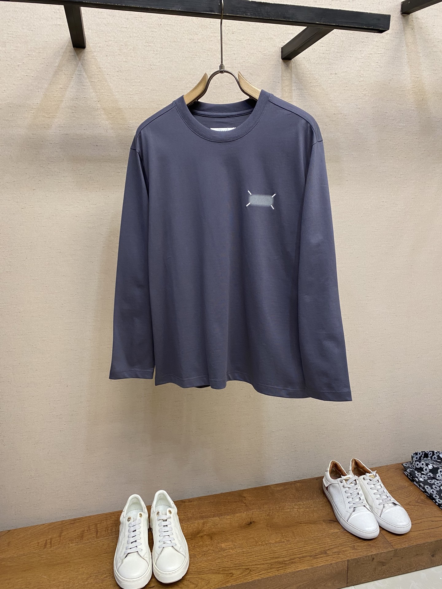 NO:572024,MM6 rock gray loose OS fit long-sleeved T-shirt. This MM6 rock gray loose OS fit long-sleeved T-shirt adopts oversize (OS) loose cut. It has a strong street casual style and is very tolerant to the figure. It can create a casual and uninhibited dressing effect. Rock gray is a neutral tone with low saturation, low-key and full of texture. It can be easily adapted to a variety of dressing styles, whether it is paired with overalls to create a tough style, or paired with jeans for a casual route.  The iconic stitching design on the chest and back is a highly recognizable element of MM6, which is simple and yet has a sense of design. The number label on the neckline continues the brand's unique logo style and highlights the brand's tone.   The fabric material is composed of 99% cotton and 1% polyester fiber. The cotton component ensures skin-friendly breathability while the polyester fiber enhances the toughness and shape retention of the fabric. It is comfortable for daily wear and not easy to deform. Sizes S, M, L, masion margiela, versace, jeans, tees, t-shirt, alexander wang19860909MM6岩石灰宽松OS版型裁剪长袖T 这款MM6岩石灰色宽松OS版型长袖T恤,采用oversize（OS）宽松裁剪,穿着上具有强烈的街头休闲风格,对身材包容性强,能营造随性不羁的穿搭效果. 岩石灰属于低饱和度的中性色调,低调又富有质感,可轻松适配多种穿搭风格,无论是搭配工装裤打造硬朗风,还是搭配牛仔裤走休闲路线都很合适. 胸前和背后的标志性缝线设计,是MM6极具辨识度的元素,简约又不失设计感.领口处的数字标签,延续了品牌独特的标识风格,彰显品牌调性. 面料材质由99棉和1聚酯纤维构成,棉质成分保证了穿着的亲肤透气性,聚酯纤维则增强了面料的韧性和保型性,日常穿着舒适且不易变形. 尺码S,M,L,,masion margiela,versace,jeans,tees，t-shirt,alexander wang,Men's clothing
