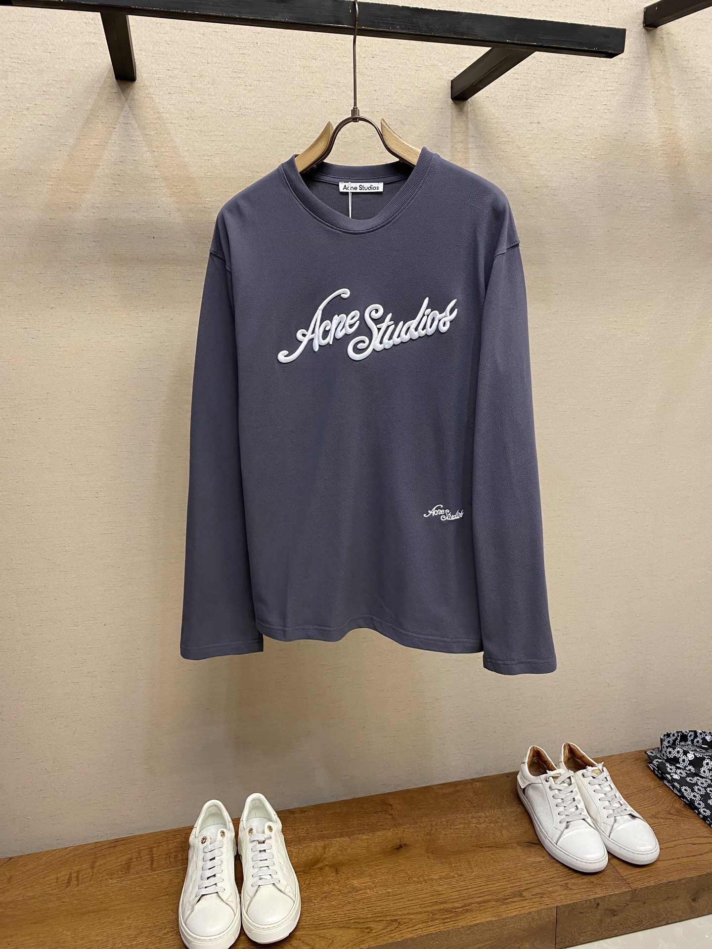 NO:572028,Acne Studios 25 early autumn new style~Ac** pique cotton cement gray long-sleeved T-shirt Ac** 2025 early autumn is the hottest trend, you must lock it down!  The cement gray long sleeves are the same for men and women, and have a 'celebrity private server atmosphere'. Fashionistas should pay attention!  The silhouette is loosely cut, and the sense of looseness is clearly understood. Whether it is layered with a sweatshirt or worn alone with wide-leg pants, you can wear a 'lazy and effortless' high-end style, hiding your flesh and showing off your aura ~ The fabric is super pique cotton!  Breathable mesh structure, it is refreshing and not sweaty when worn in the slightly hot weather of early autumn. It is soft and sinewy, with a comfortable drape. It looks like being wrapped in clouds when worn close to the body, and the comfort is directly maximized. The three-dimensional embroidered logo on the chest is highly recognizable. The cement gray comes with advanced filters. When walking on the street, it turns heads. It is easy to get the password for the same style worn by celebrities!  Whether it's a citywalk or a music festival, put it on, and your fashionable physique will be awakened directly. Book the C position of your early autumn wardrobe, and you won't lose money with your eyes closed~ Sizes S-XL, Acne studios, dior, hoodie, sweatshirts, tees, t-shirt, alexander wang19860909Acne Studios 25早秋新款~Ac**珠地棉水泥灰长袖T恤  Ac** 2025早秋这波王炸,必须锁死！男女同款水泥灰长袖,自带「明星私服氛围感」 时髦精盯紧！廓形宽松剪裁,把松弛感玩明白了,不管是叠穿卫衣、单穿配阔腿裤,都能穿出「慵懒不费力」的高阶范儿,藏肉又显气场～ 面料是超绝珠地棉！透气网眼结构,早秋微热天气穿也清爽不闷汗,软乎乎又有筋骨,垂坠感拿捏,贴身穿像被云朵裹住,舒适度直接拉满  胸前立体刺绣 Logo 辨识度拉满,水泥灰自带高级滤镜,走在街上回头率爆表,明星同款穿搭密码轻松 get！不管是citywalk 还是音乐节炸场,套上它,时髦体质直接觉醒,早秋衣柜 C 位预定,闭眼入不亏～ 尺码S-XL,,acne studios,dior,hoodie,sweatshirts,tees，t-shirt,alexander wang,Men's clothing