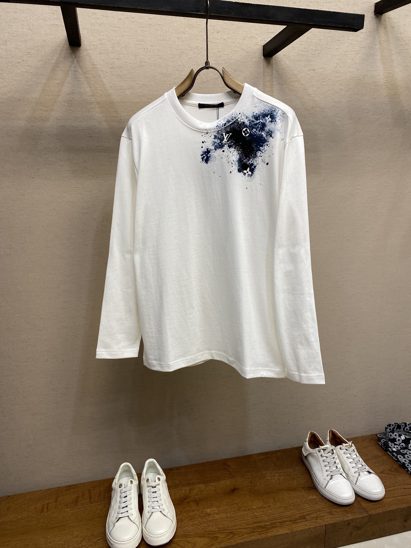 NO:572026,1V, 2025 autumn and winter 1VVui*ton Mongram rendering printed decorative long-sleeved T-shirt combines luxury and leisure to create the most beautiful and cool fashionable long T-shirt. The open design inspiration is bold and flamboyant without losing personality. The cotton yarn is supplied by customers and weaved using a new knitting process, which has a very high sense of grade and is more comfortable and breathable. The new printing is matched with an extremely outstanding sense of trend, simple but not boring, versatile, and interprets the characteristics of the casual fashion theme.  The front and rear Mongram printing adopts ink rendering printing design and is integrated with the body, creating a rich and diverse texture and highlighting the charm of diverse trendy details. Sizes S, M, L,, tees, t-shirt, alexander wang198609091V,2025秋冬1VVui*ton Mongram渲染印花装饰长袖T恤 奢感休闲为一体成就最美最酷时装长T.开放型的设计灵感,大胆张扬不失个性. 客供棉质纱线,采用全新针织工艺织造,具备相当高的档次感,舒适透气性更为强大. 全新印花搭配极为出众的潮流感,精简而不枯燥,百搭大气,诠释休闲时尚主题的特色. 前后Mongram印花采用水墨渲染式印花设计与大身融为一体,打造丰富多样的质感彰显多样化的潮流细节魅力. 尺码S,M,L,,tees，t-shirt,alexander wang,Men's clothing