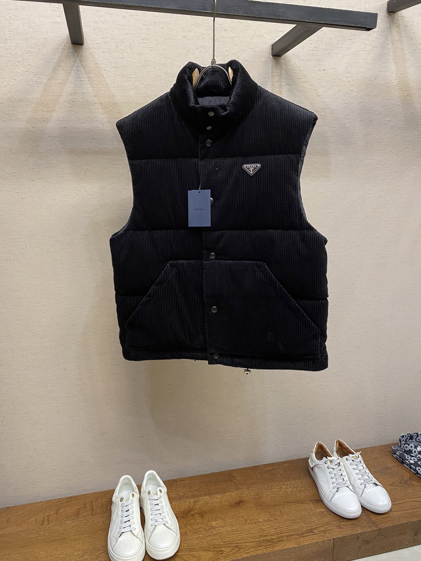 NO:573020,Prada, corduroy down vest. Fabric selection. The corduroy fabric is made of cotton fiber. It has obvious longitudinal stripes on the surface. It feels soft and three-dimensional. It also has warmth and durability, strong color expression, and has a retro and fashionable temperament. High-quality filling. Use 90 white duck down to fill it fully and evenly, with a gram weight of 170g, ensuring good thermal insulation performance. High standards: Corduroy is a pain point in production, resulting in fabric light difference.  The smoothness is poor and the loss is very large. The fabric is custom-woven and dyed, so you don’t have to worry about the color difference. After the fabric density is in place, there is no doubt about the drape. From the texture and feel, hanging alloy version, size S-XL, prada, down jacket, alexander wang19860909Prada、灯芯绒羽绒马甲 面料选择 选用棉纤维打造的灯芯绒面料,表面有明显得到纵向条纹,触感柔软且富有立体感,同时又具有保暖性和耐用性,色彩表现力强,自带复古时尚的气质. 高品质填充物 采用90白鸭绒填充饱满且均匀,克重达170g,保证了良好的保暖性能. 高标准: 灯芯绒为生产痛点 所产生的 面料光差 顺毛差 损耗非常大面料定织定染不用担心色差问题 面料密度到位后垂感也是毋庸置疑 从质感 手感 吊打 合金版本 尺码S-XL,,prada,down jacket,alexander wang,Men's clothing