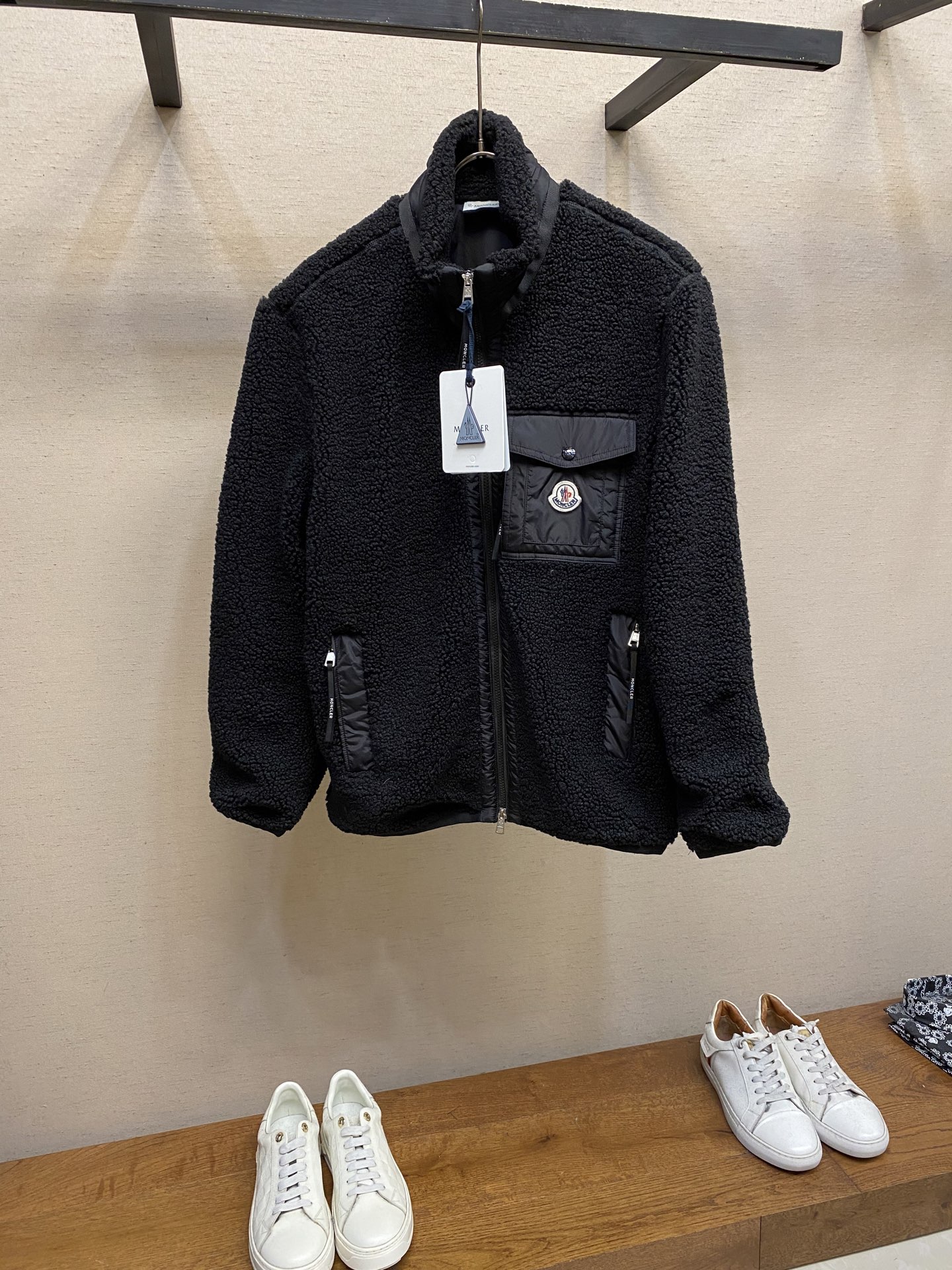 NO:573017,Moncler, Emblem Suede Jacket Fabric Selection: Sheep wool fabric is made of polyester fiber through high-tech processing. The surface has a layer of fine, dense velvet, which feels very smooth when touching the skin and has excellent skin-friendly properties. The suede can fix a layer of still air to form a good insulation layer and has excellent thermal insulation effect. Because of its hollow fiber characteristics, although it keeps warm, it does not hinder the lightness of the overall quality. Details  The neckline, front placket, side pockets, and chest patch pockets are all embellished with nylon fabrics of the same color, creating a visual layering. Elastic cuffs and hems are used for decoration, cleverly balancing practicality and beauty. Sizes S-XL, jackets & coats, alexander wang19860909Moncler,饰章绒面外套 面料选择 选用聚酯纤维通过高科技加工编制成的羊妃绒面料,表面有一层细腻、绒密的绒毛,接触皮肤时感觉非常顺滑,亲肤性俱佳.绒面可以固定住一层静止空气,形成良好的隔热层,保暖效果卓越.因其纤维中空特性,虽然保暖,但并不妨碍整体质量的轻盈. 细节 领口,前襟,侧插袋口,胸贴袋袋体均选用同色系尼龙面料点缀,形成视觉上的层次感. 采用弹性袖口和下摆装饰,巧妙平衡实用性和美观度. 尺码S-XL,,jackets & coats,alexander wang,Men's clothing