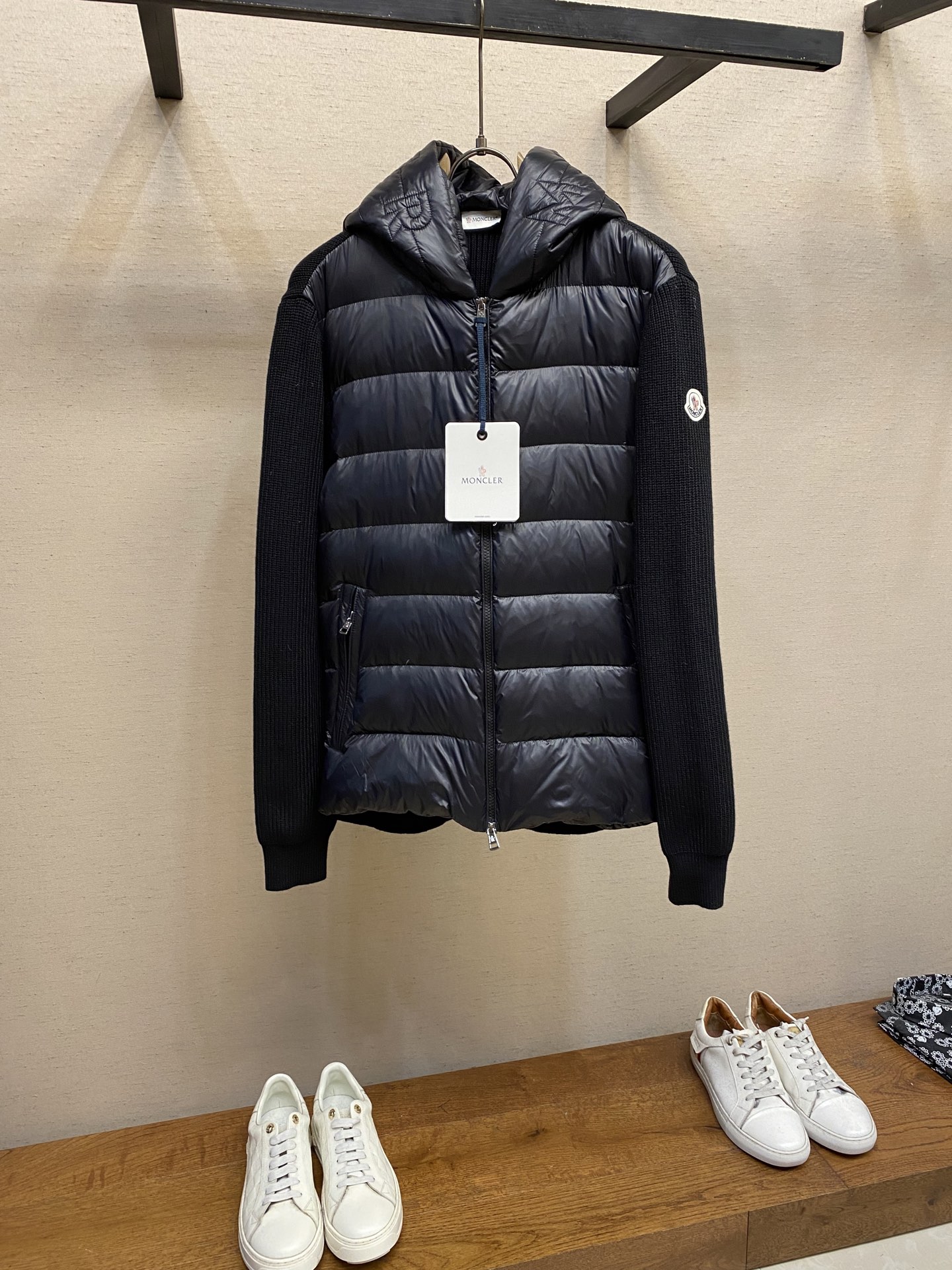 NO:573023,Moncler, brim embroidered wool splicing down jacket. Selection of outer front fabric. Nylon fabric made of nylon is used. It is woven into a tight and tough fabric through advanced textile technology. It improves the strength of the skeleton and effectively blocks the invasion of cold wind and locks the warm air generated by the down layer. After tight weaving and special treatment, it has waterproof and windproof functions. The surface forms a certain lotus leaf effect, and is wrinkle-resistant and not easily deformed, making it easy for daily care. Wool fabric surface It is made of wool as the main body, combined with a small amount of nylon and spandex. The main body of wool ensures the warmth and comfort of the clothing. The addition of a small amount of nylon and spandex significantly improves the elasticity and wear resistance. Technology The quilted letter logo on the brim adopts contour quilting technology. The stitching is routed along the edge of the set outline and the filler is compressed inside the letter graphic, so that the logo is three-dimensional and the pattern is clear. High-quality filling is made of 90% selected white duck down, with a weight of 120g, ensuring fast fluffy rebound, lightness and warmth. Details: Ribbed cuffs are used to comfortably fit the wrist and enhance warmth retention. It is equipped with a fine and soft hood to enhance the experience when wearing. Sizes 1, 2, 3, 4,, down jacket, hats, alexander wang19860909Moncler、帽檐刺绣毛织拼接羽绒服 外前身面料选择 选用锦纶制成的尼龙面料,通过先进的纺织技术,编织成紧密且坚韧的布料,提升骨架强度有效阻挡冷风侵袭,锁住羽绒层产生的暖空气,经过紧密的编织工艺和特殊处理之后使其具备防水防风等功能,表面形成一定的荷叶效应,同时抗皱不易变形,易于日常打理. 毛织面 以羊毛为主体,结合了少量锦纶和氨纶,羊毛主体保证了衣物的保暖性和舒适度,少量锦纶与氨纶的加入使弹性和耐磨性得到显著提升. 工艺 帽檐处的字母绗缝标识采用轮廓绗缝工艺,缝线沿着设定好的轮廓边缘走线,将填充物压缩在字母图形内部,从而使得标识立体凸出,图案清晰. 高品质填充物 采用90精选白鸭绒填充,克重达120g,确保蓬松回弹快,轻盈且保暖. 细节 采用罗纹收袖口,舒适的贴合腕部,同时加强保暖性,配以细密柔软兜帽,穿戴时提升体验感. 尺码1,2,3,4,,down jacket,hats,alexander wang,Men's clothing