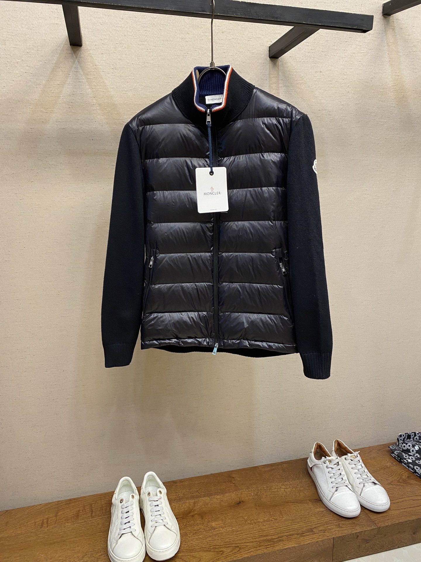 NO:573026,Moncler, quilted wool splicing down jacket. Fabric selection. The front fabric is made of high-density woven polyester fiber. The thickness is 0.08mm to avoid increasing the overall weight and is smooth. The high-density woven structure forms a wind resistance layer to protect the thermal efficiency of the thermal layer from loss. It can withstand the expansion pressure of down and prevent deformation and damage after long-term use. 7-needle medium-thick knitted structure  Use thicker yarns to weave woolen fabrics with obvious thickness and weight. The texture is clearly visible, with a rough, retro texture, and a good skeleton feel. It is relatively stiff and can maintain the silhouette of clothing for a long time. At the same time, it provides more still air layers to lock in heat. High-quality filling: High-quality white duck down filling, with a down filling capacity of 130g, which has excellent thermal insulation effect. Details   The three-color trim at the collar draws traditional inspiration and becomes the finishing touch. The smooth pocket zipper opening and closing enhances practicality and aesthetics. Sizes 1, 2, 3, 4,, down jacket, alexander wang19860909Moncler,绗缝毛织拼接羽绒服 面料选择 前身面料采用聚酯纤维高密编织而成,0.08mm厚度避免增加整体重量且顺滑,高密编织结构形成风阻层,保护保暖层热效率不流失,同时可承受羽绒膨胀压力,防止长期使用后变形破损. 7针中厚型性针织结构 使用较粗的纱线,织出有明显厚度和分量感的毛织面料,纹理清晰可见,有一种粗犷、复古的肌理感,且骨架感好,比较挺括,能长久保持衣物的廓形.同时提供了更多的静止空气层,锁住热量. 高品质填充 高质量白鸭绒填充,充绒量达130g,保暖效果极佳. 细节 衣领处的三色饰边,汲取传统灵感,成为点睛之笔.顺滑的口袋拉链开合提升实用性和美感度. 尺码1,2,3,4,,down jacket,alexander wang,Men's clothing