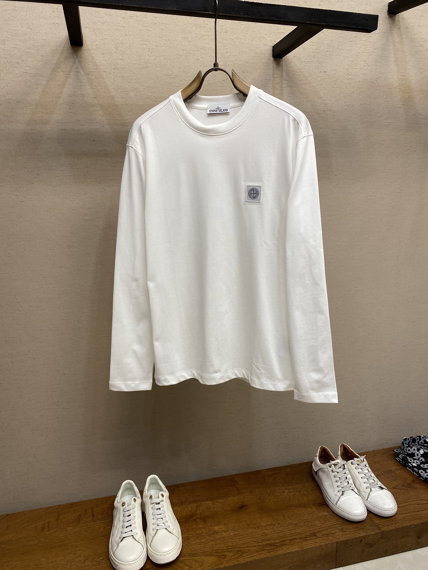 NO:573014,Stoneisland's unisex round neck long-sleeved T-shirt can be worn outside in autumn and as a base layer in winter. It can be worn all year round. Super cost-effective. Feel free to compare. The fabric is made of original custom-made pure long-staple cotton. It feels super comfortable when pressed against the skin. It is very heavy and textured. It is natural and casual and can show the fashion personality of the wearer. The loose and slightly wide T-shirt is cut. The same style is suitable for men and women. It can be matched with any style of daily wear!  Size M-3xl,,tees,t-shirt,alexander wang19860909Stoneisland男女同款圆领长袖T恤 秋天可外穿 冬天可打底 一年四季可穿 超高性价比 随意对比 面料采用原版订制纯棉长绒棉 压肤感觉超舒服,非常重磅且有质感 自然随性的可以展现出着装者的时尚个性,宽松微阔T恤版型剪裁,男女同款出彩搭配,可任凭日常穿搭风格凹出时尚造型！ 尺码M-3xl,,tees，t-shirt,alexander wang,Men's clothing