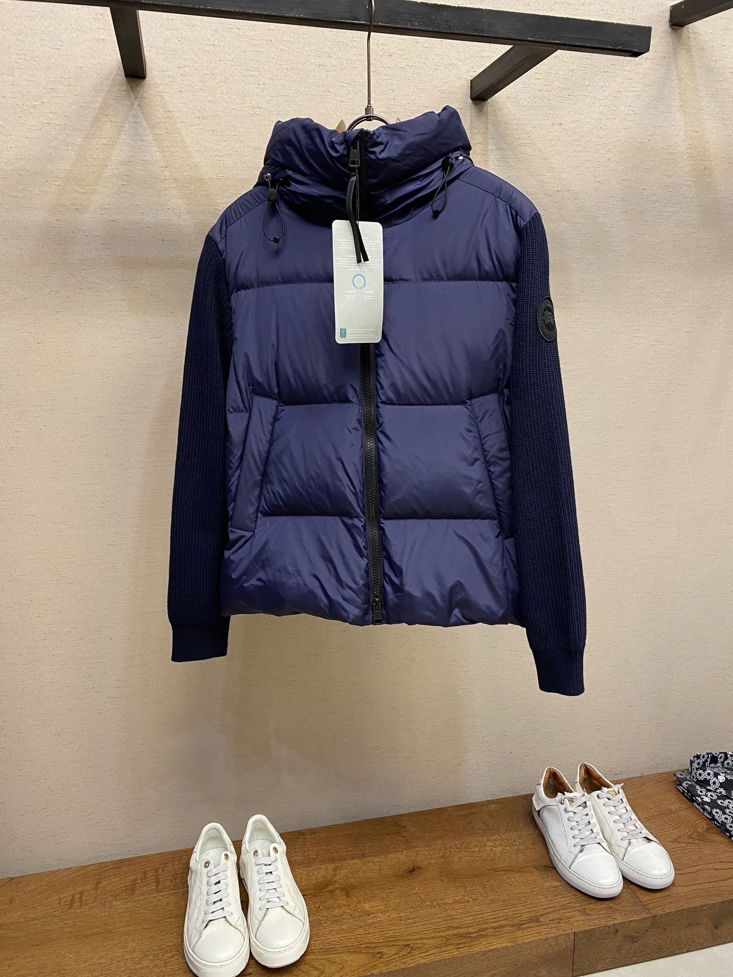 NO:626232,Canda Canada Goose Armband Hooded Down Jacket is made of high-quality protective nylon fabric, which not only enhances the wear resistance of the surface, but also takes into account wind resistance, ensuring excellent performance in various harsh weather conditions. 90 national standard high-quality white duck down is selected from high-fill velvet, weighing 170g, light and warm, with excellent temperature locking performance and good resilience.  The three-dimensional quilting process is precisely reinforced with threads to prevent linting and ensure that the fluffy and resilient elasticity lasts as new. The 7-needle medium-thick knitted structure uses thicker yarns to weave a woolen fabric with obvious thickness and weight. The texture is clearly visible, with a rough, retro texture, and a good skeleton feel. It is relatively stiff and can maintain the silhouette of the clothing for a long time. At the same time, it provides more static air layers to lock in heat. There is the brand's exclusive LOGO on the woolen sleeve arms.  Dark color, not obvious in photos. Sizes S-XL,,down jacket,hats,alexander wang19860909Canda 加拿大鹅 袖标连帽羽绒服 面料选用 选用高质量的防护性尼龙面料,不仅增强了表面的耐磨性,同时兼顾防风性,确保了在各种恶劣天气条件下的出色表现. 90国标优质白鸭绒精选高蓬松度绒,克重达170g,轻盈保暖,锁温性能出众,回弹性好. 立体绗缝工艺精密车线加固,防止钻绒,确保蓬松回弹性持久如新. 7针中厚型性针织结构 使用较粗的纱线,织出有明显厚度和分量感的毛织面料,纹理清晰可见,有一种粗犷、复古的肌理感,且骨架感好,比较挺括,能长久保持衣物的廓形.同时提供了更多的静止空气层,锁住热量. 在毛织袖臂上有品牌专属LOGO标识 深色,在照片中显示不明显. 尺码S-XL,,down jacket,hats,alexander wang,Men's clothing